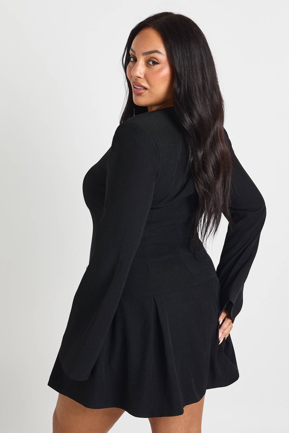 boohoo Robe mini plissée sur mesure avec détail de boucle
