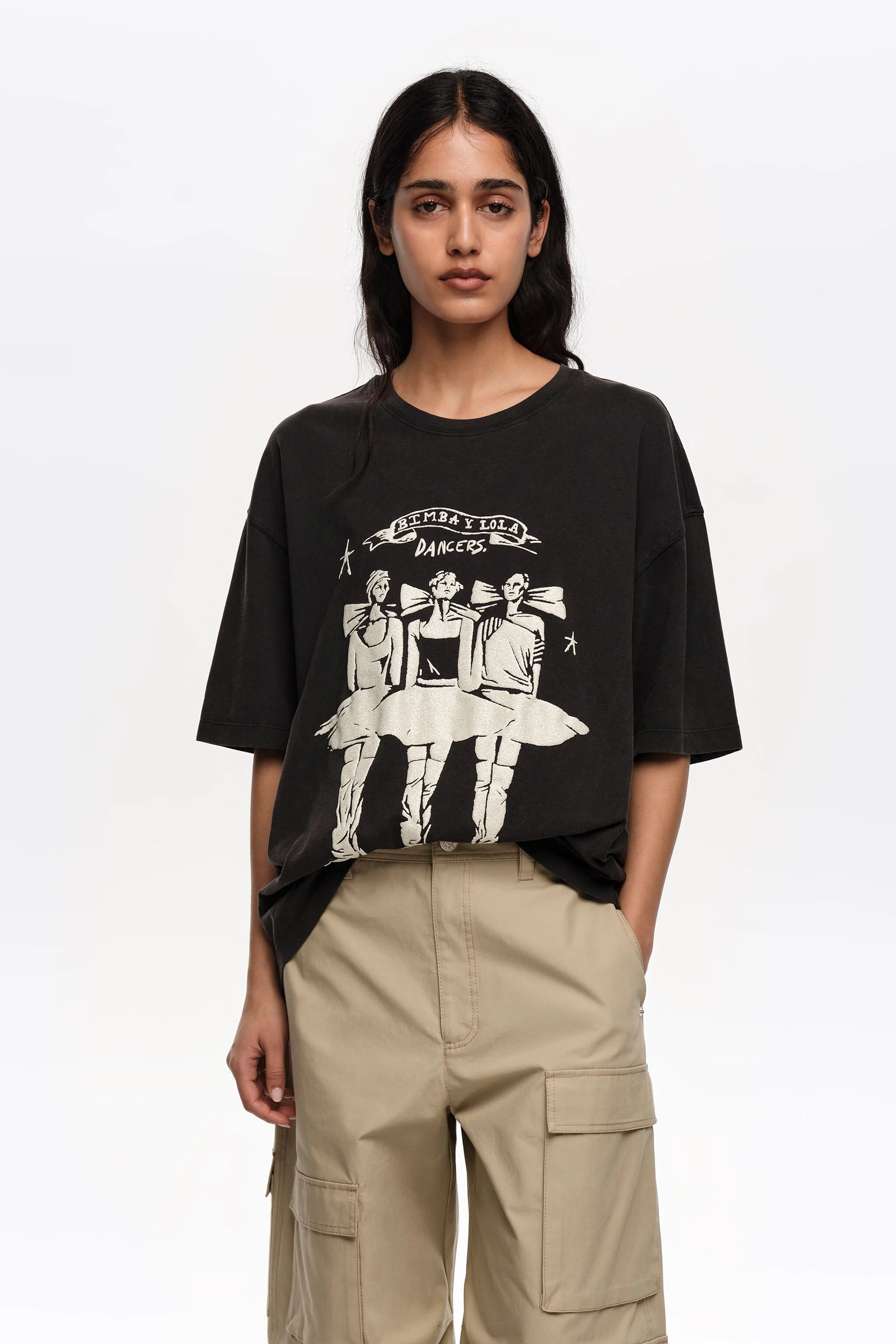 Camiseta preta desbotada com o logotipo dos dançarinos