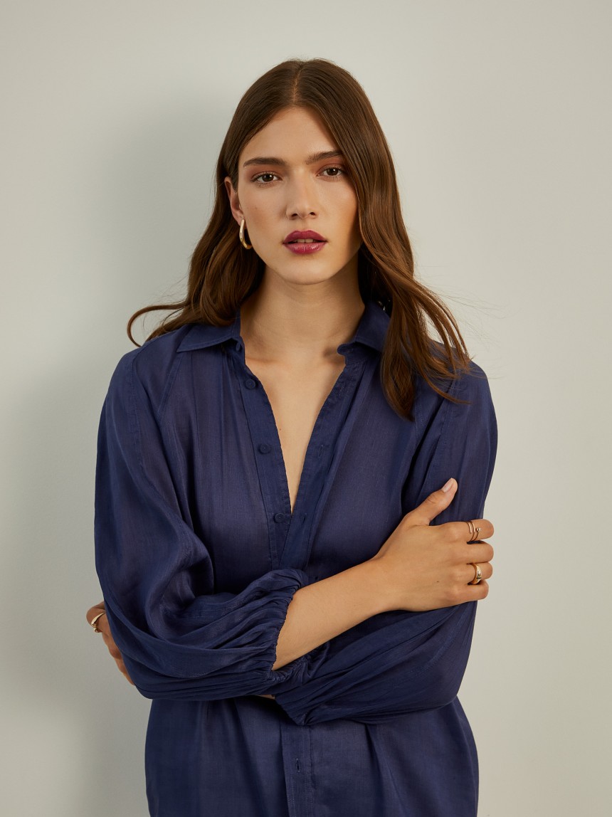Camisa de linho e seda com mangas abalonadas