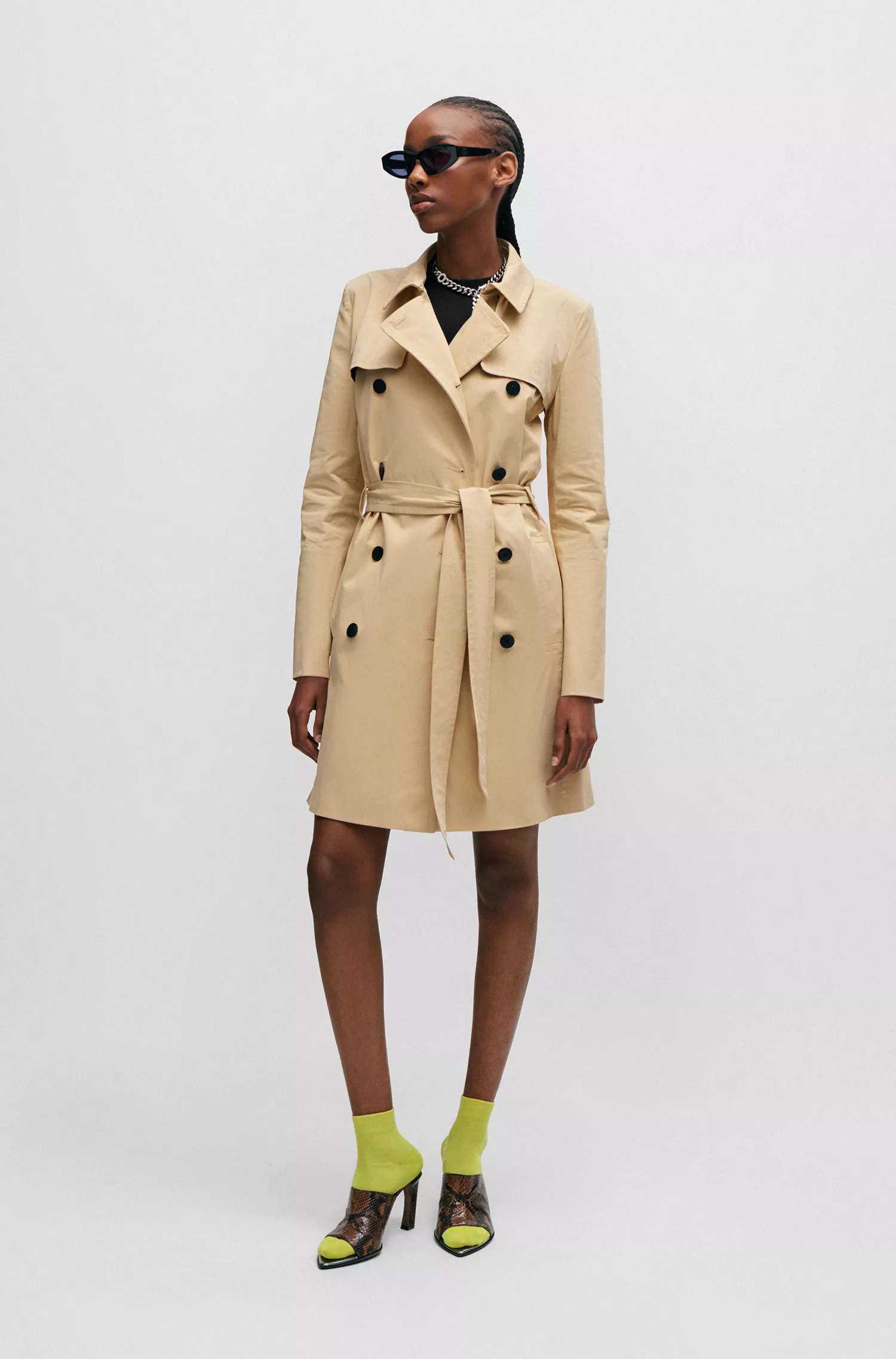 Trench coat HUGO com cinto vermelho em algodão elástico.