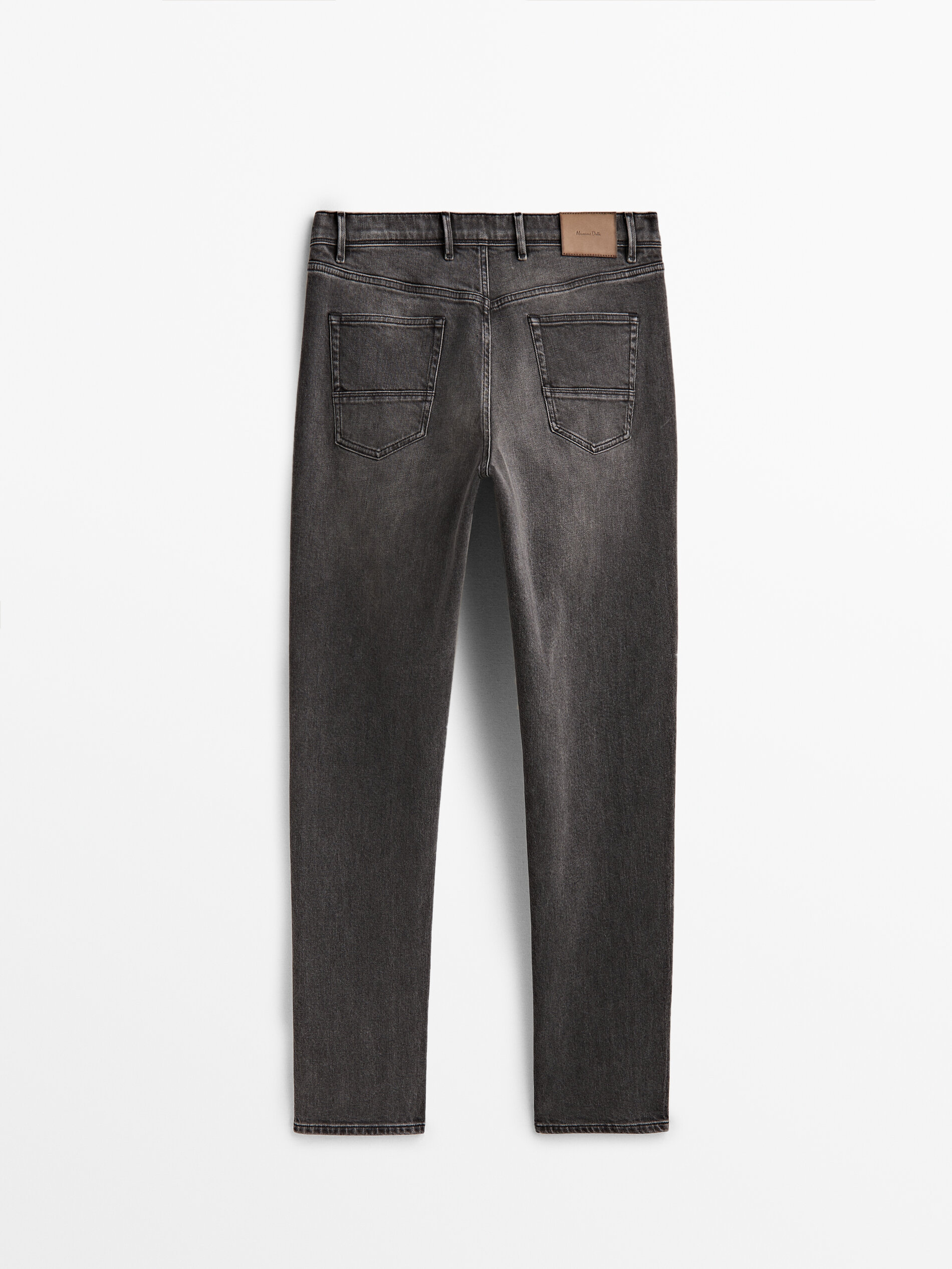 Calça jeans cinza com lavagem stone wash e corte afunilado