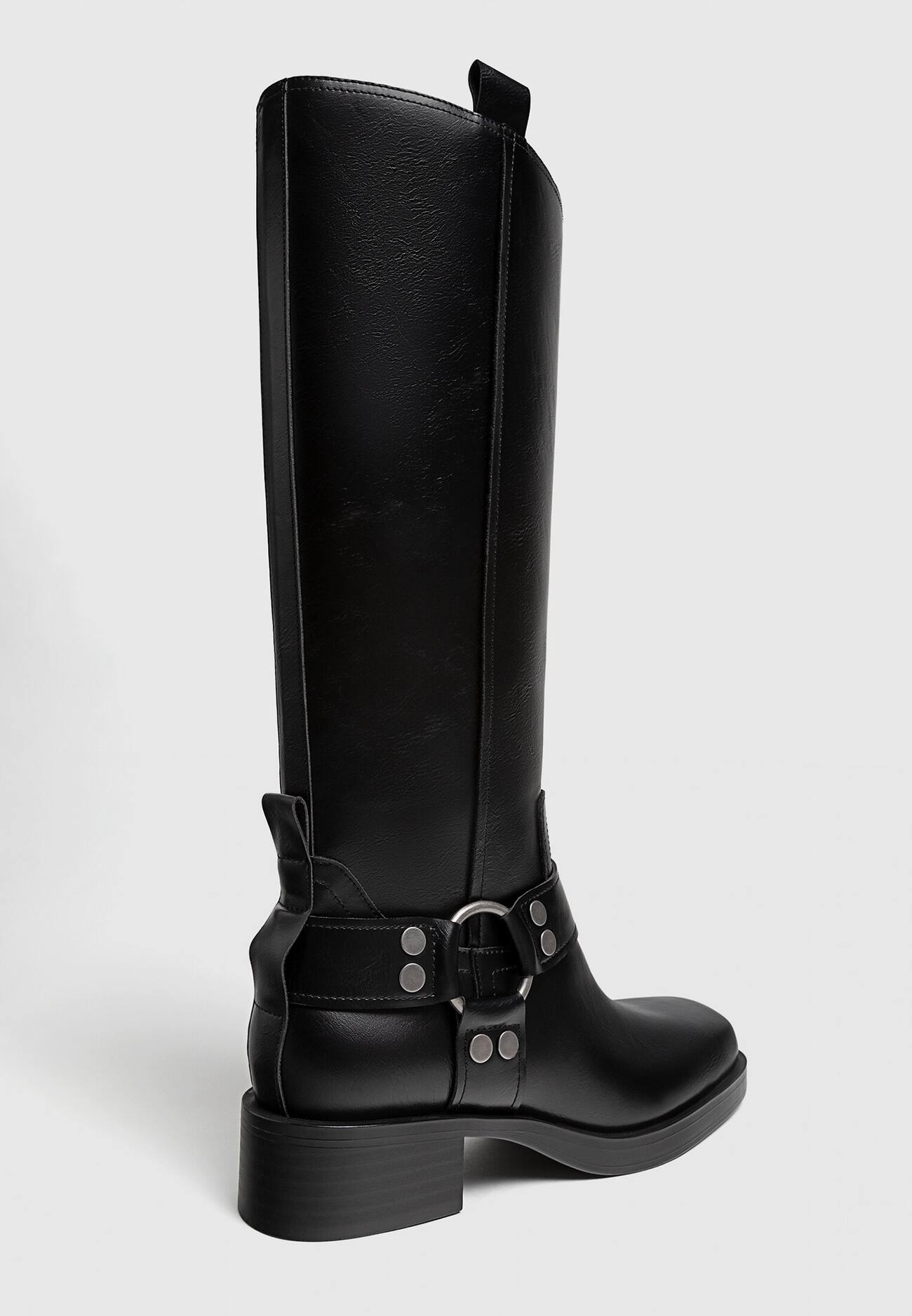 Botas pretas sem salto