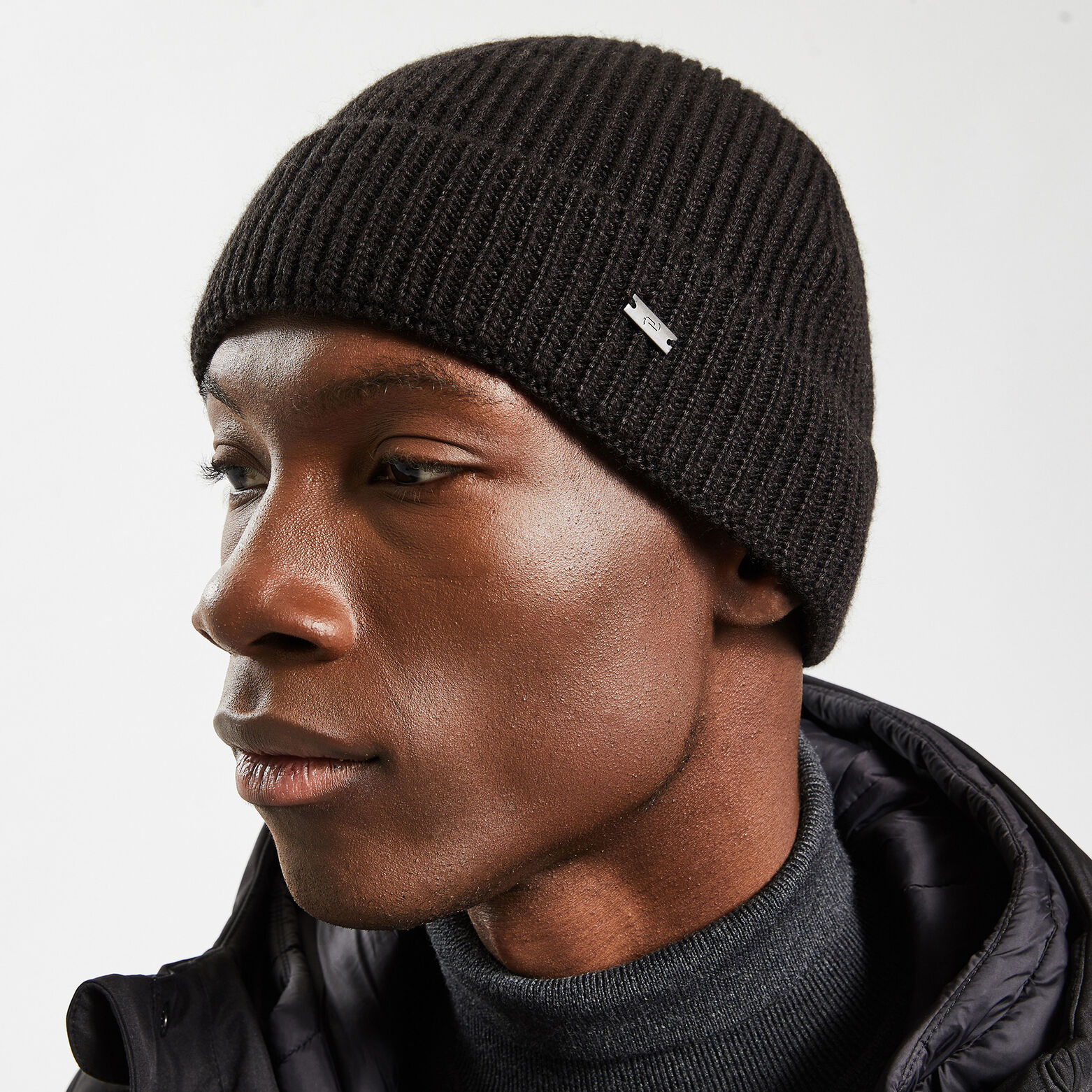Bonnet contenant de la laine Noir
