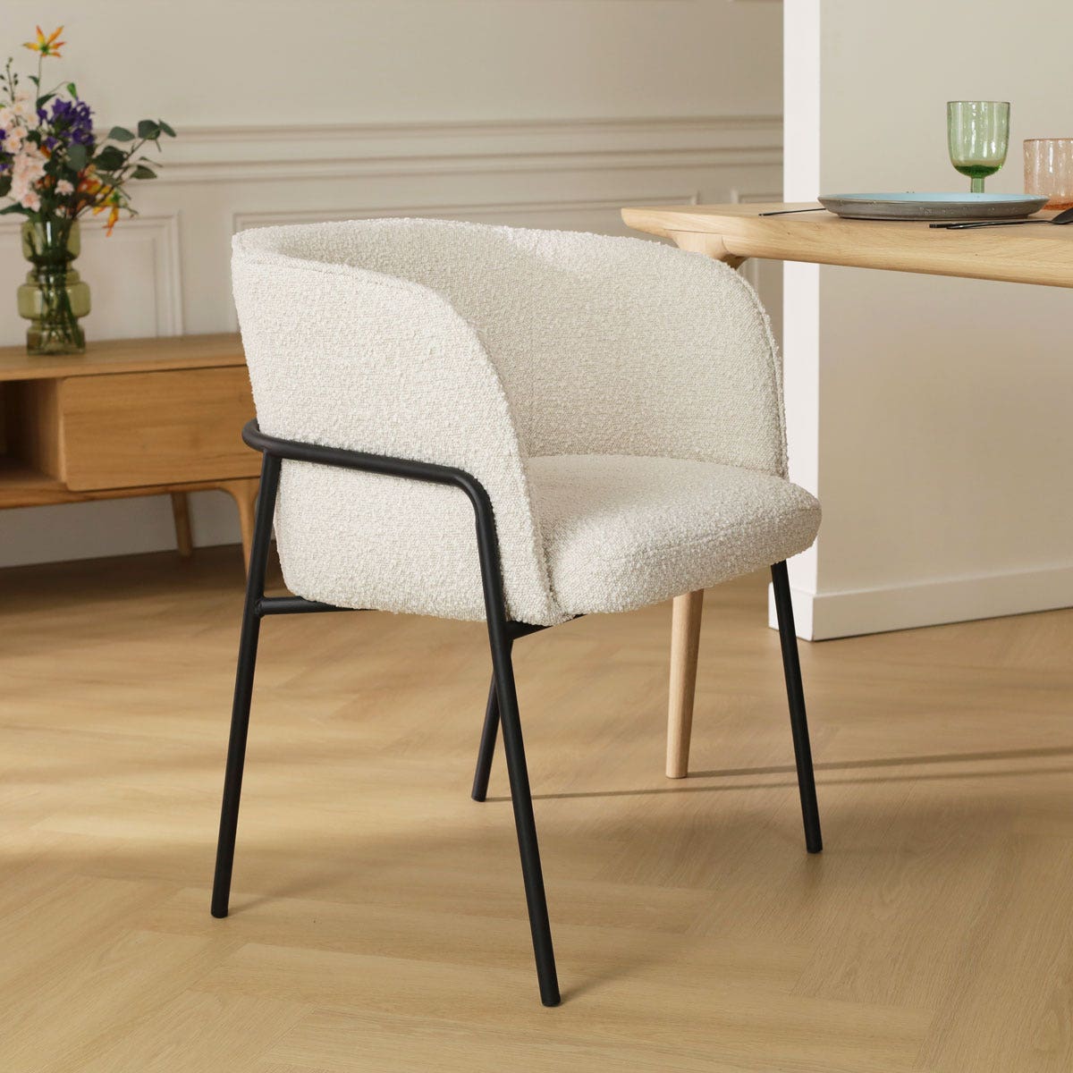Nolon Josefien Eetkamerstoel Bouclé Beige - Armleuning - Zwarte Poten