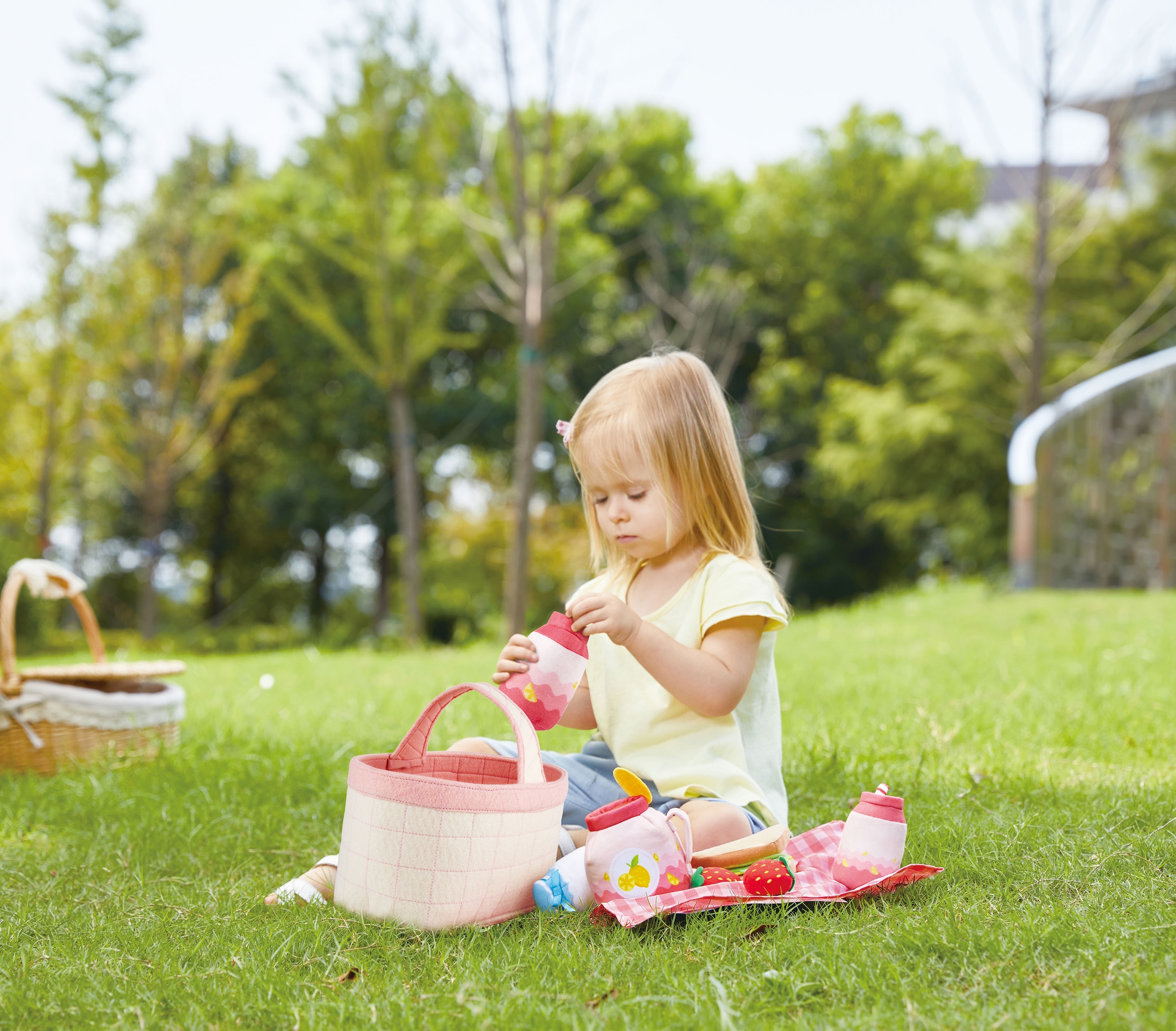 Hape Spiellebensmittel »Picknick-Korb« mit Picknickzubehör