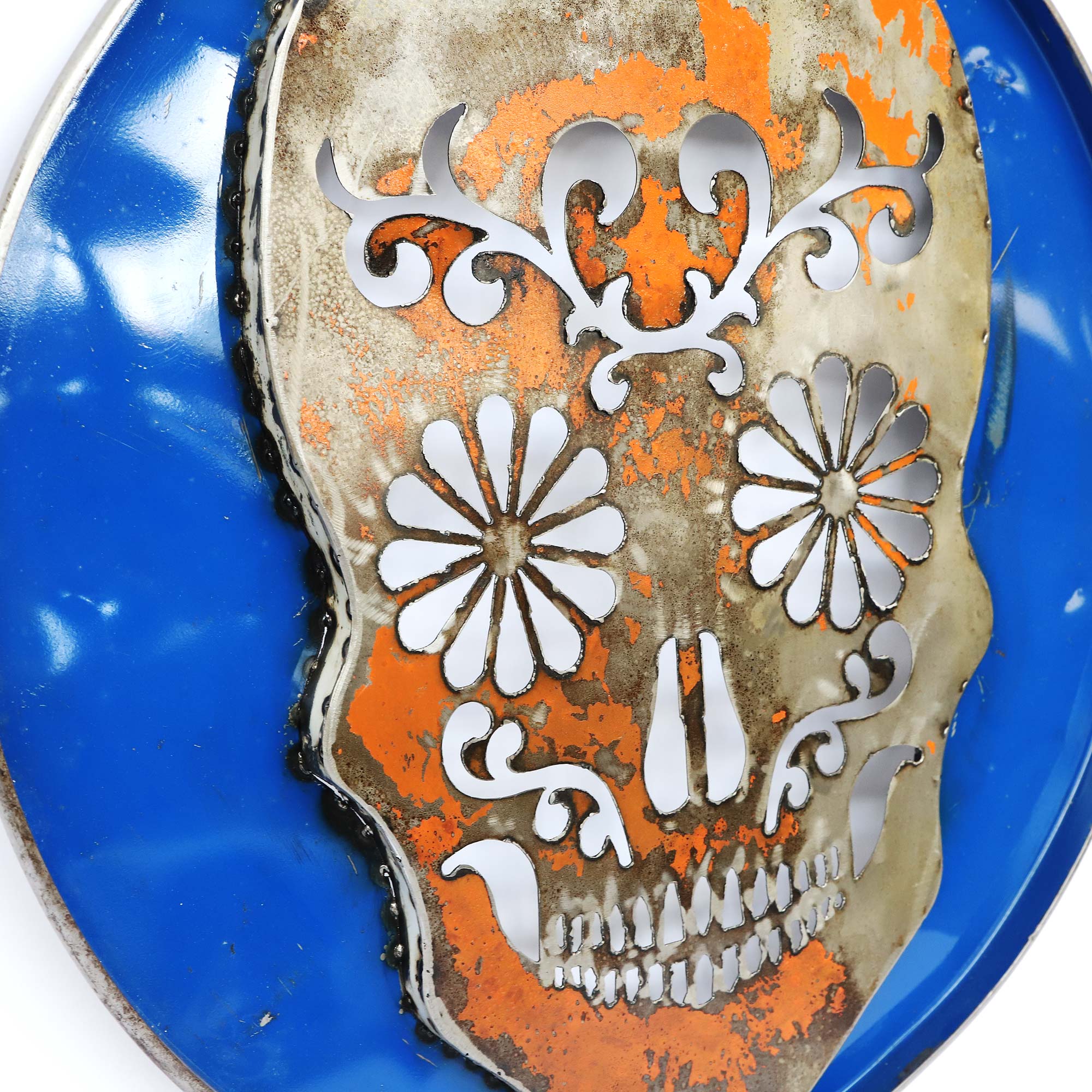 Wandbild 'Skull' aus Ölfässern, blau, orange, Ø 58 cm, L 3 cm von fischer's lagerhaus