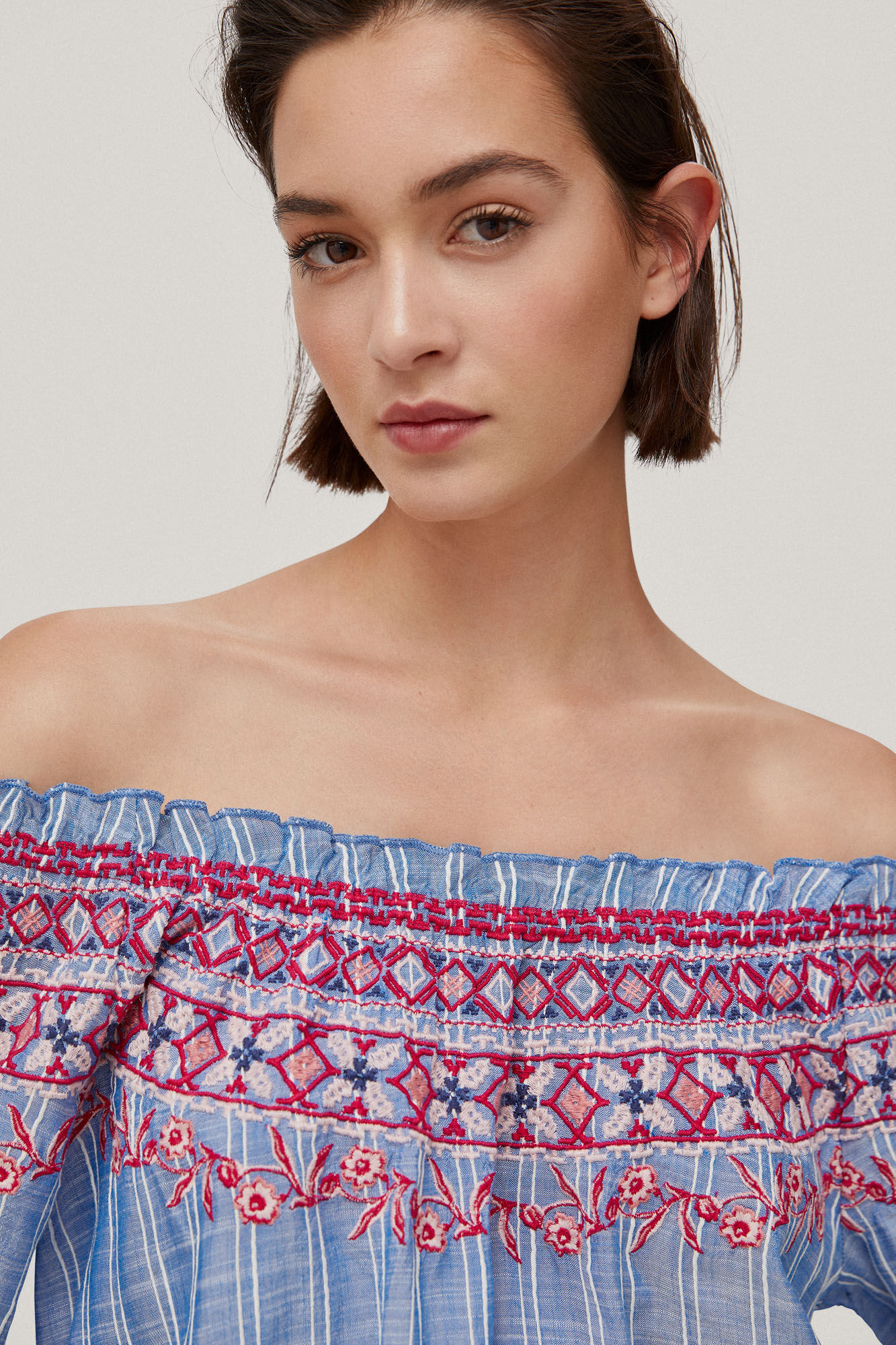 Blusa bordada com ombros à mostra - Azul