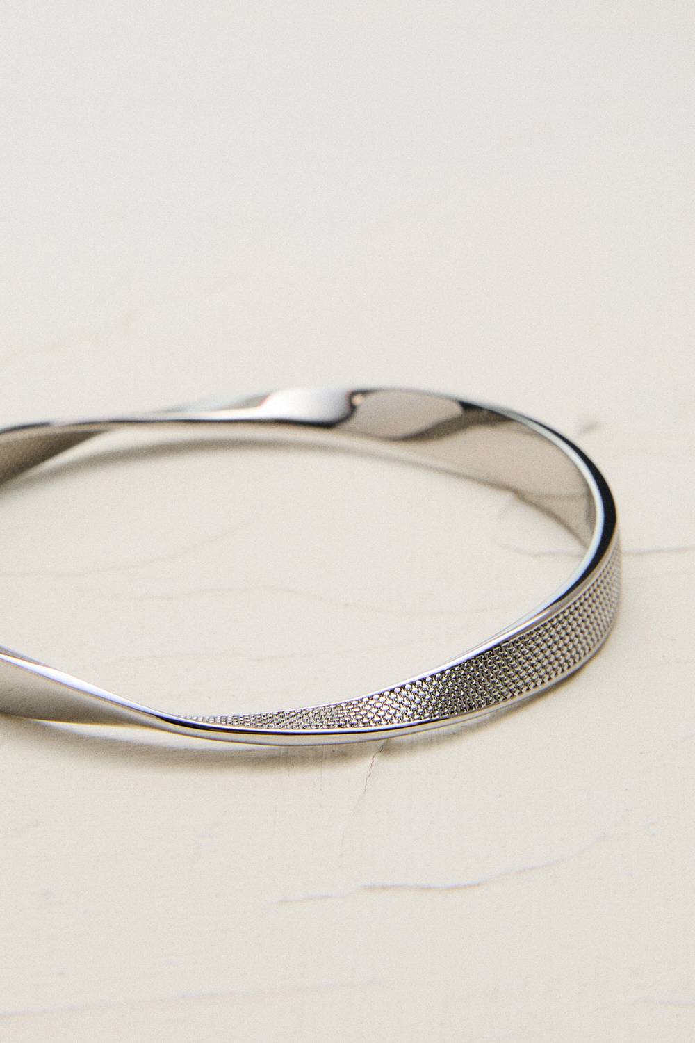 KarenMillen Bracelet manchette texturé torsadé étroit en ton argenté