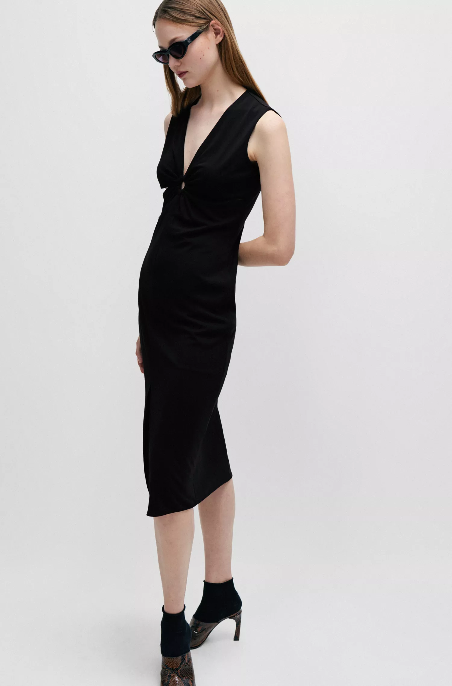 Vestido midi vermelho sem mangas HUGO com recortes e detalhe de argola