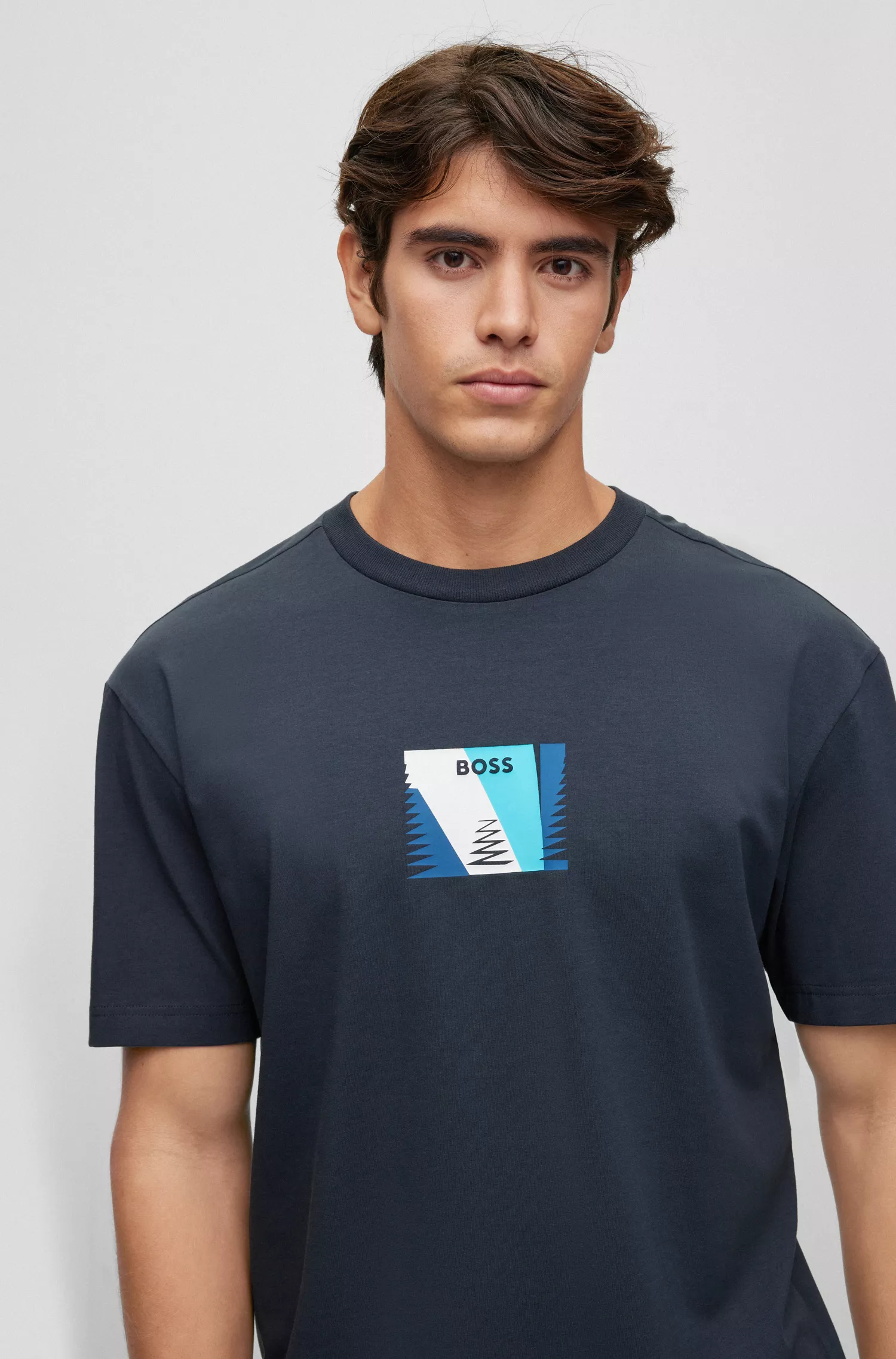 Camiseta BOSS verde, modelagem relaxada, em algodão elástico com estampa.