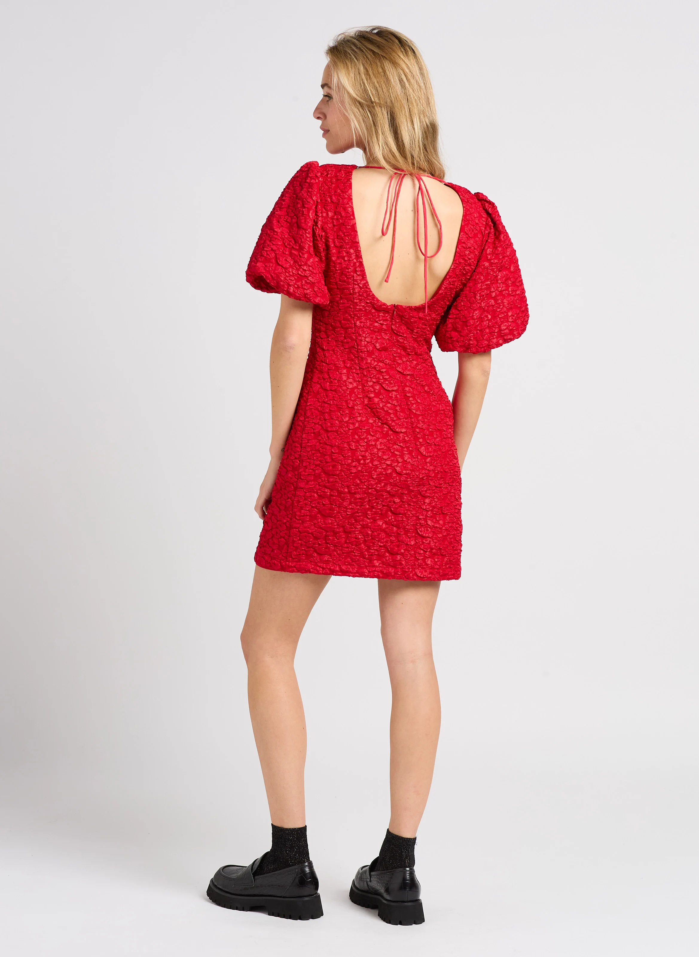 CLODIE - Robe courte col rond à motif fleuri | Rouge