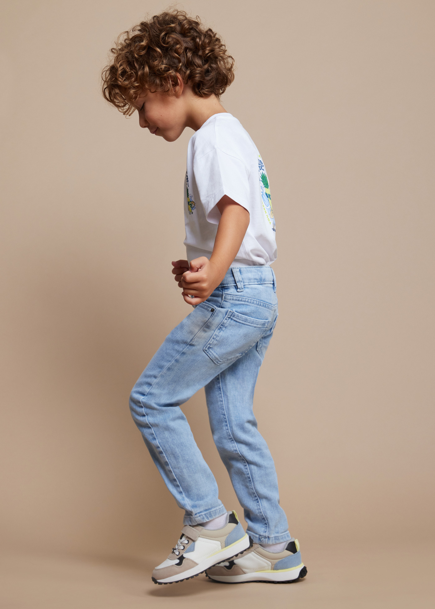 Calça jeans infantil Better Cotton, corte regular, cinza escuro.