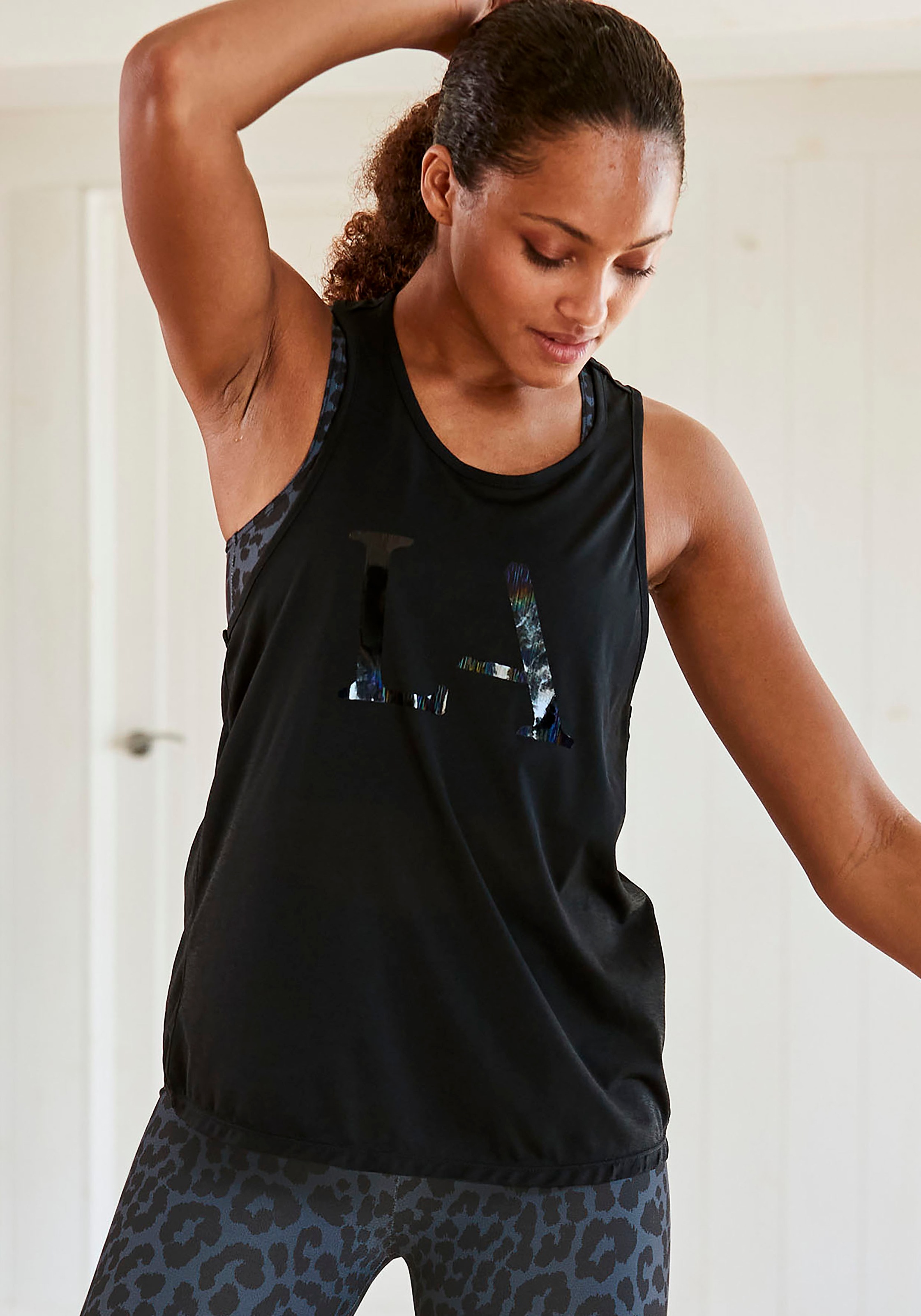 LASCANA ACTIVE Funktionsshirt mit Cut out im Rücken