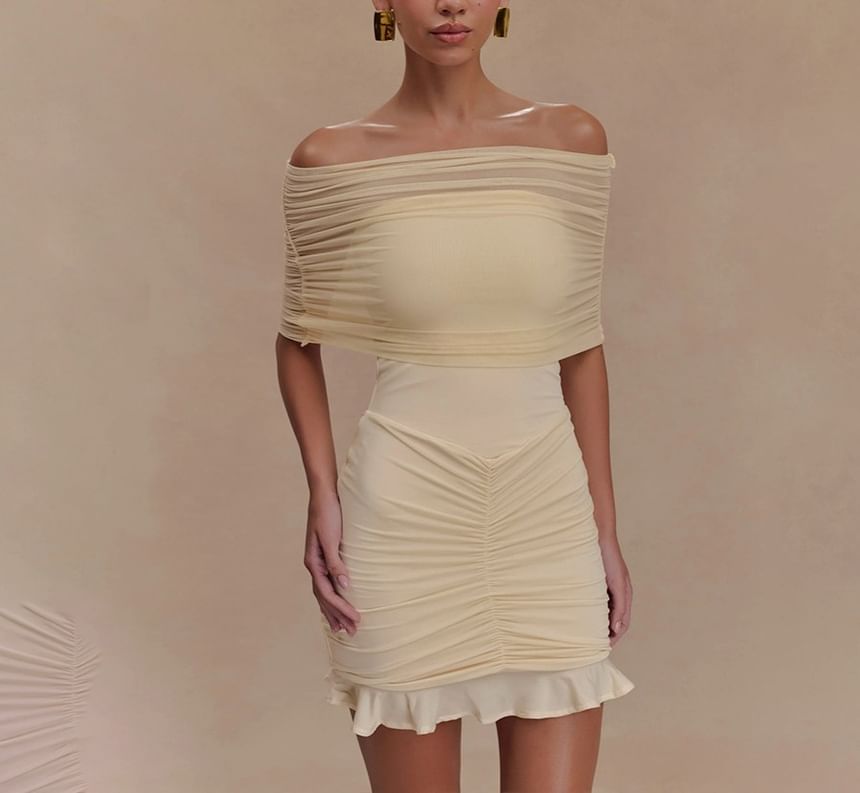 Hotarium - Korte mouw off-shoulder effen gerimpelde mini bodycon jurk