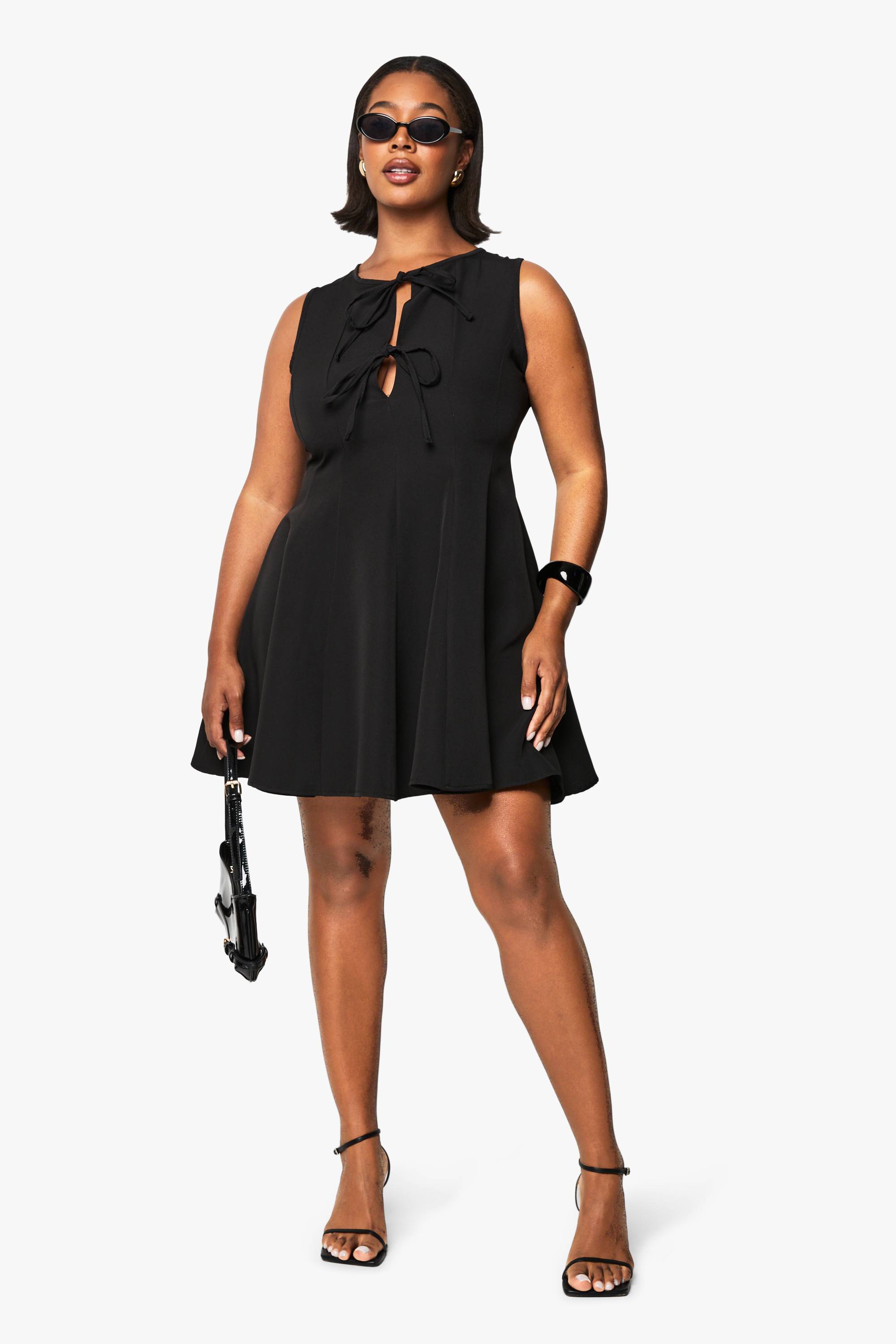 boohoo PLUS ROBE SKATER SANS MANCHES AVEC DÉTAIL NOEUD