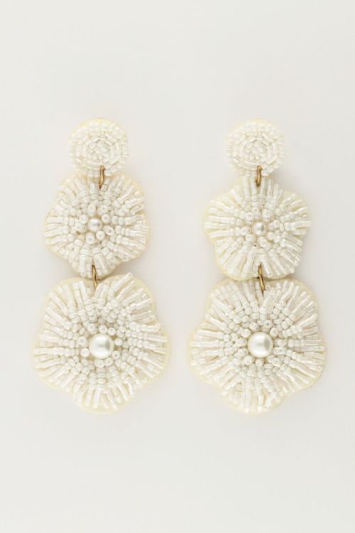Island oorhangers met witte bloemen en kralen