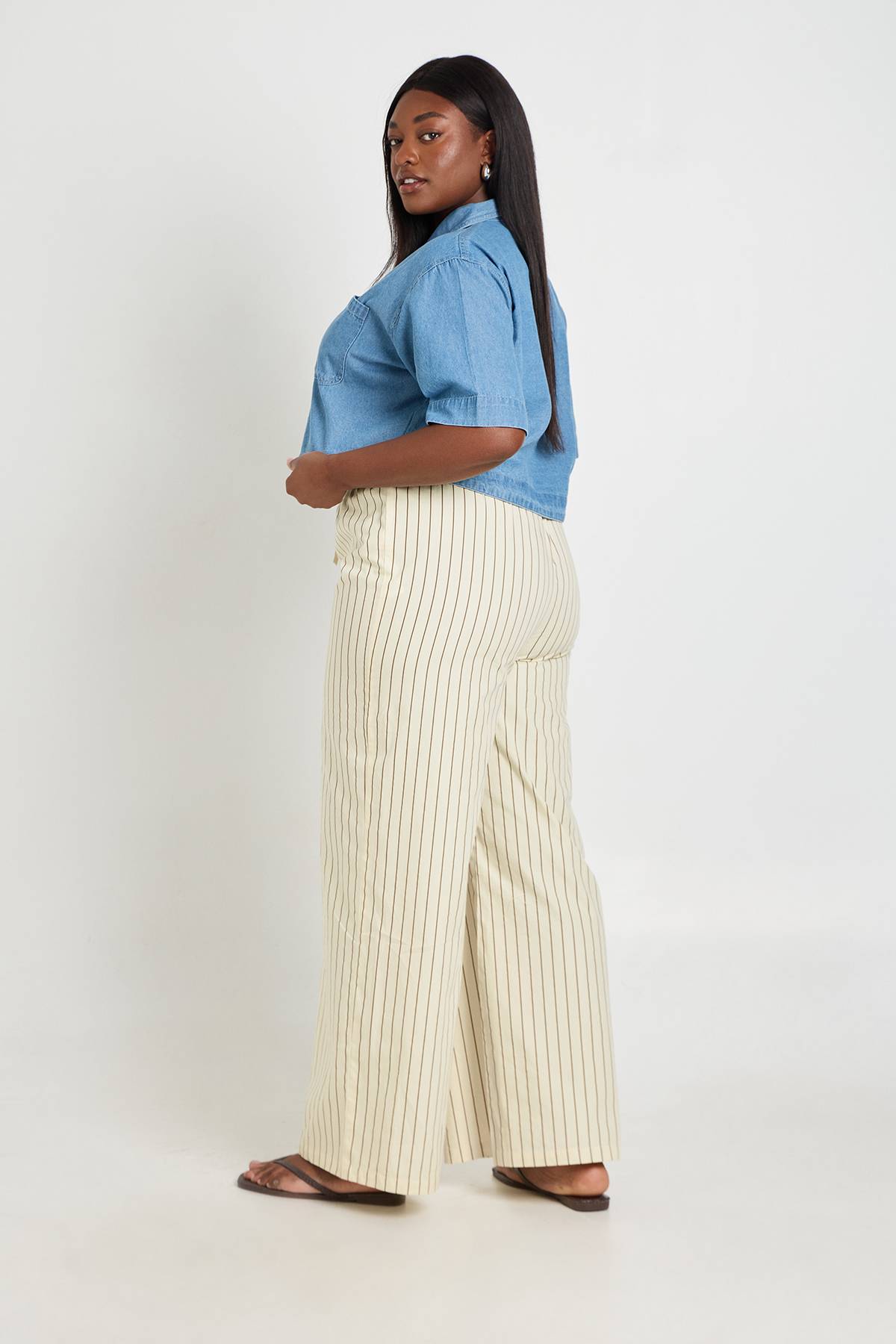 boohoo Pantalon Large À Rayures En Popeline Avec Cordon De Serrage Grande Taille