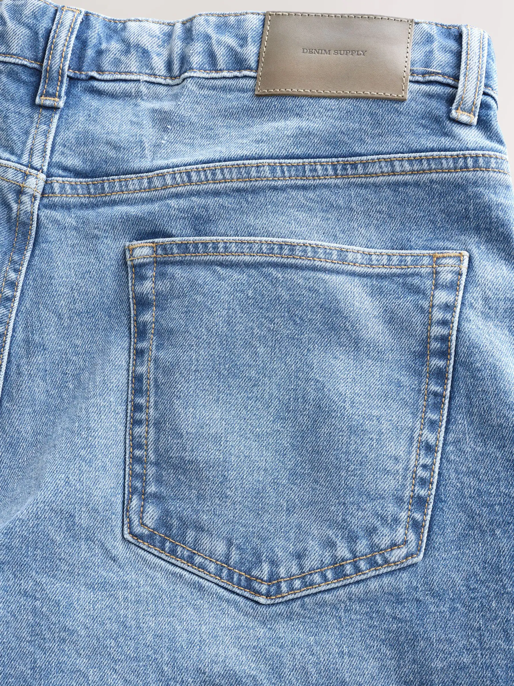 Lichtblauw - Relaxte uitlopende pasvorm - Vintage wash denim jeans