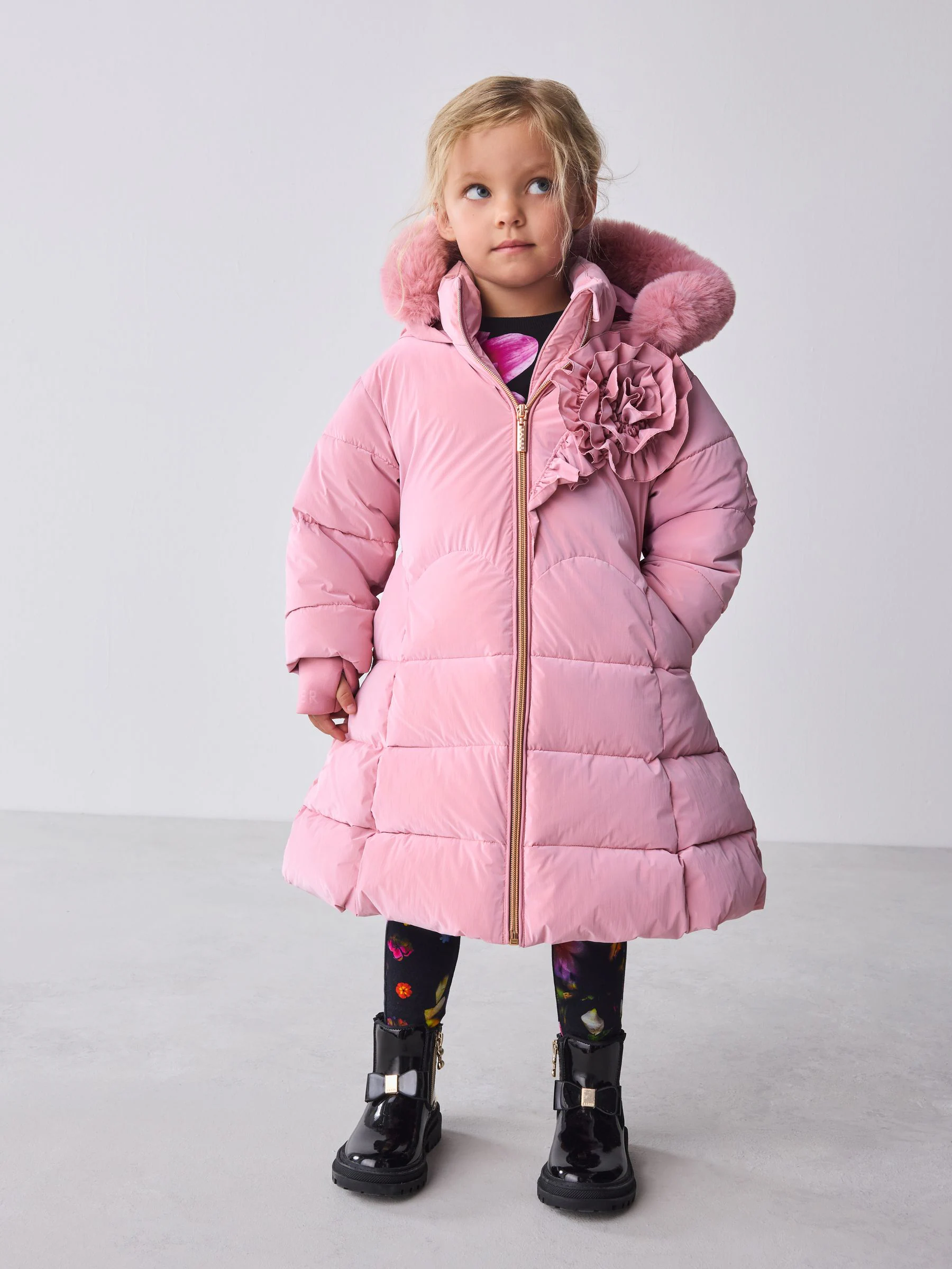 Baker by Ted Baker - Roze, regenbestendige gewatteerde jas met rok en corsage