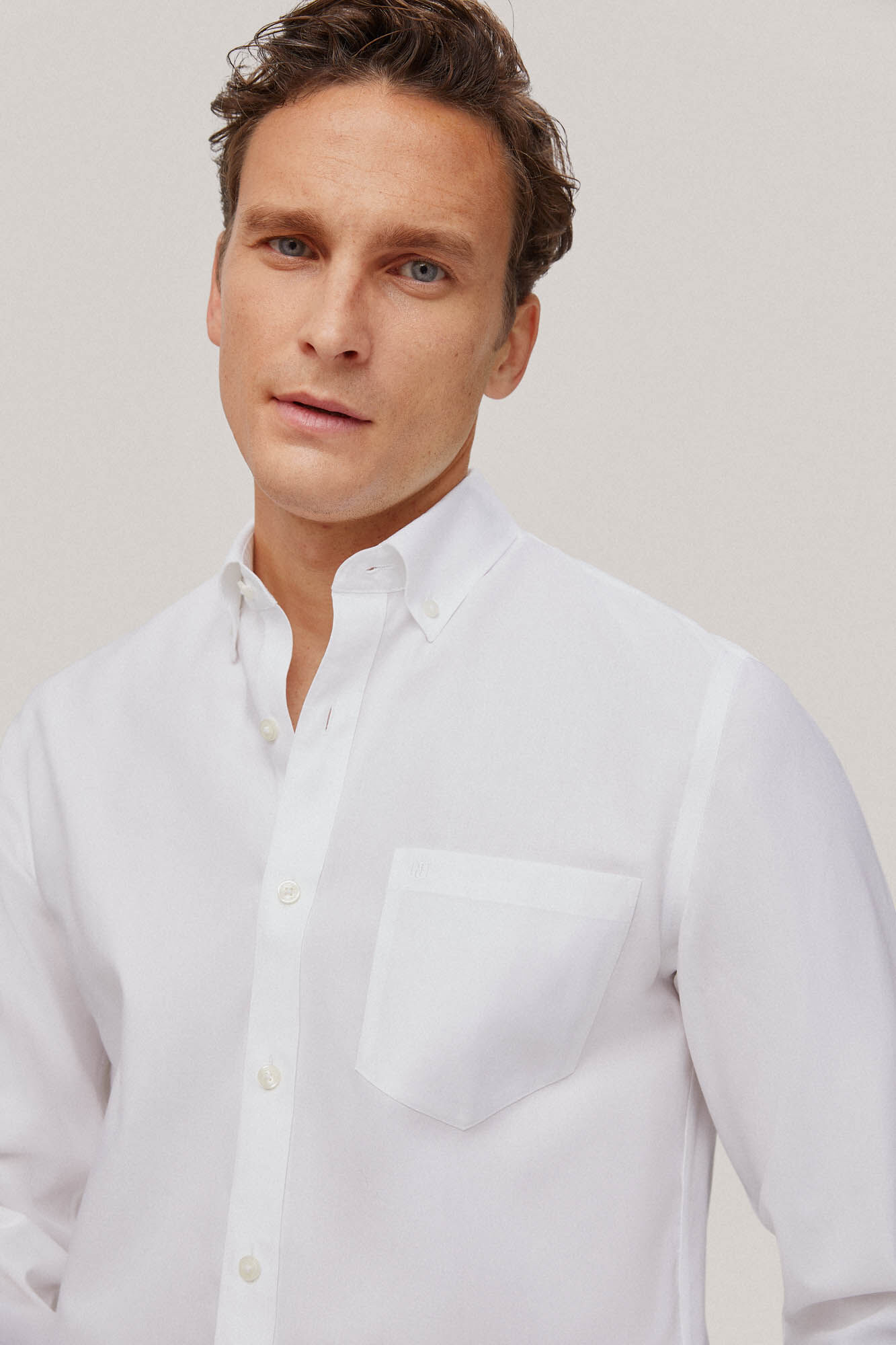 Camisa lisa que não precisa passar e é resistente a manchas - Branca