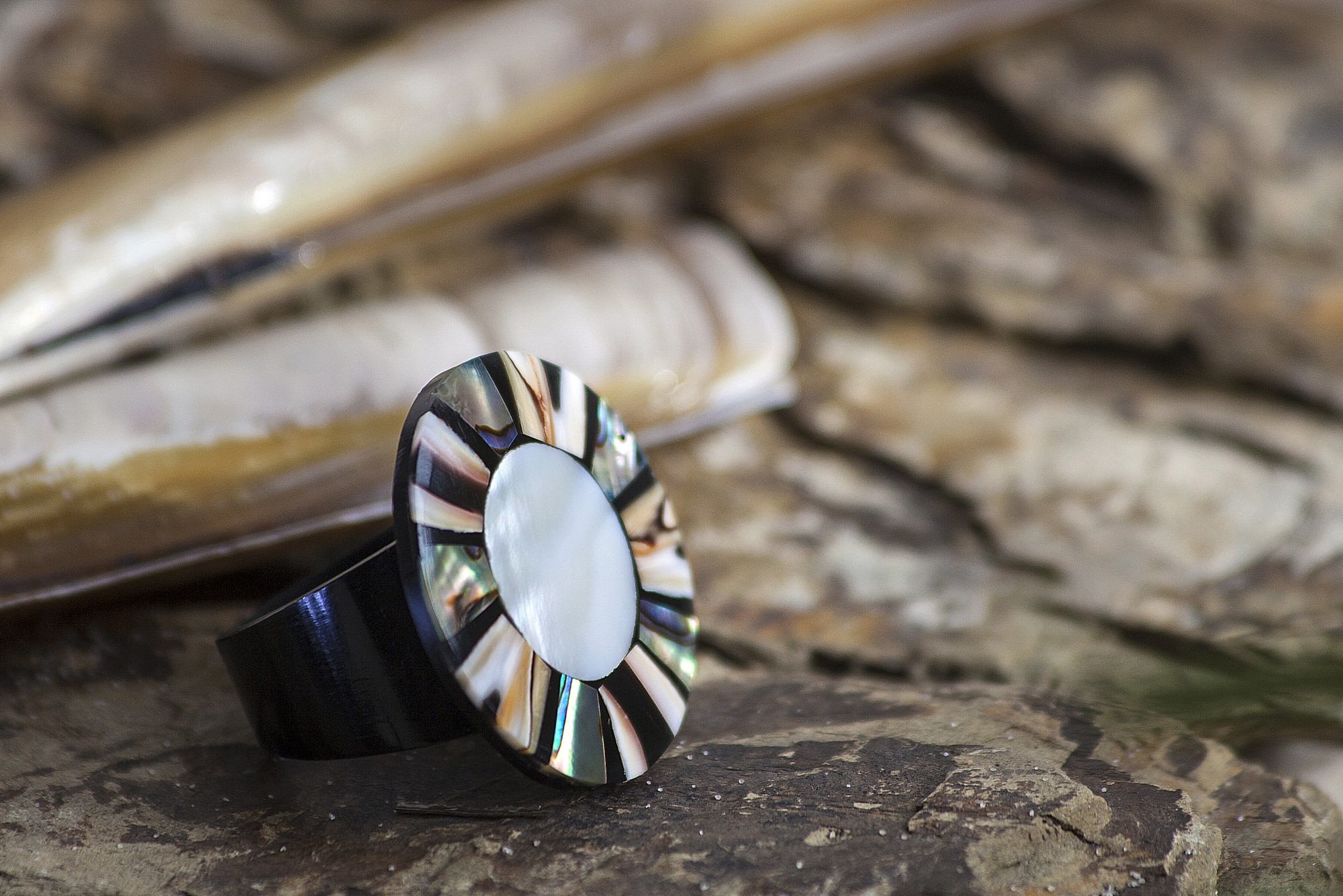 Ring aus Holz und Perlmutt, multicolor, Ø 3 cm günstig bestellen