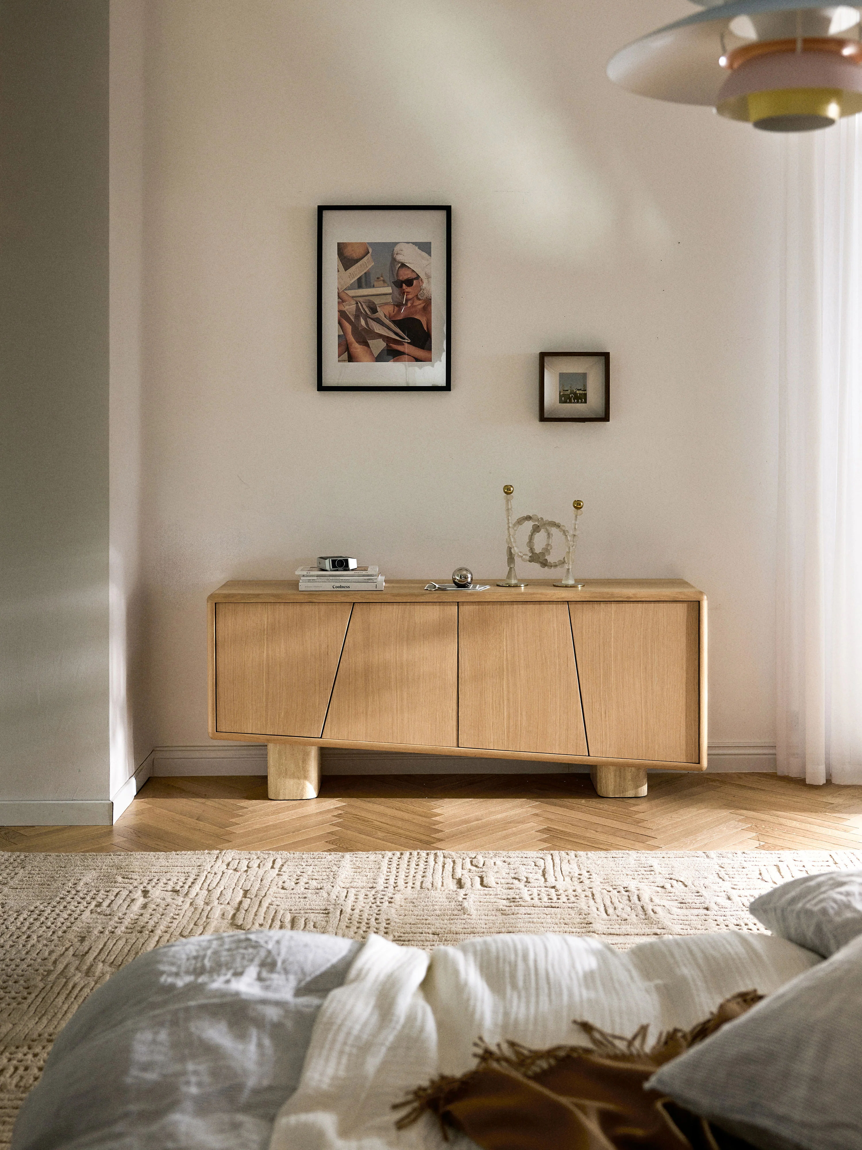 Houten dressoir Tundra met travertijn poten