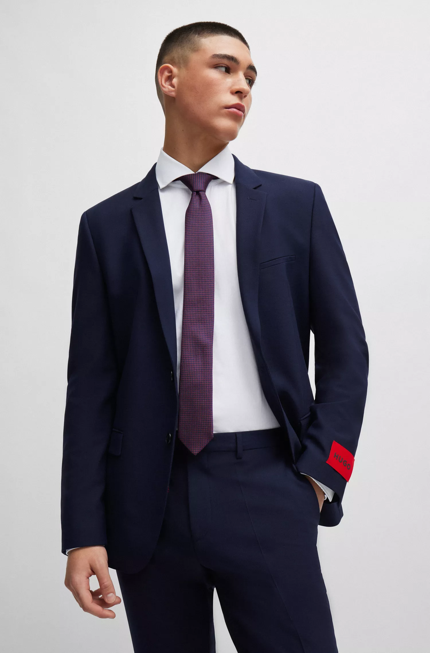 Camisa HUGO vermelha, corte slim, em sarja de algodão de fácil passar.