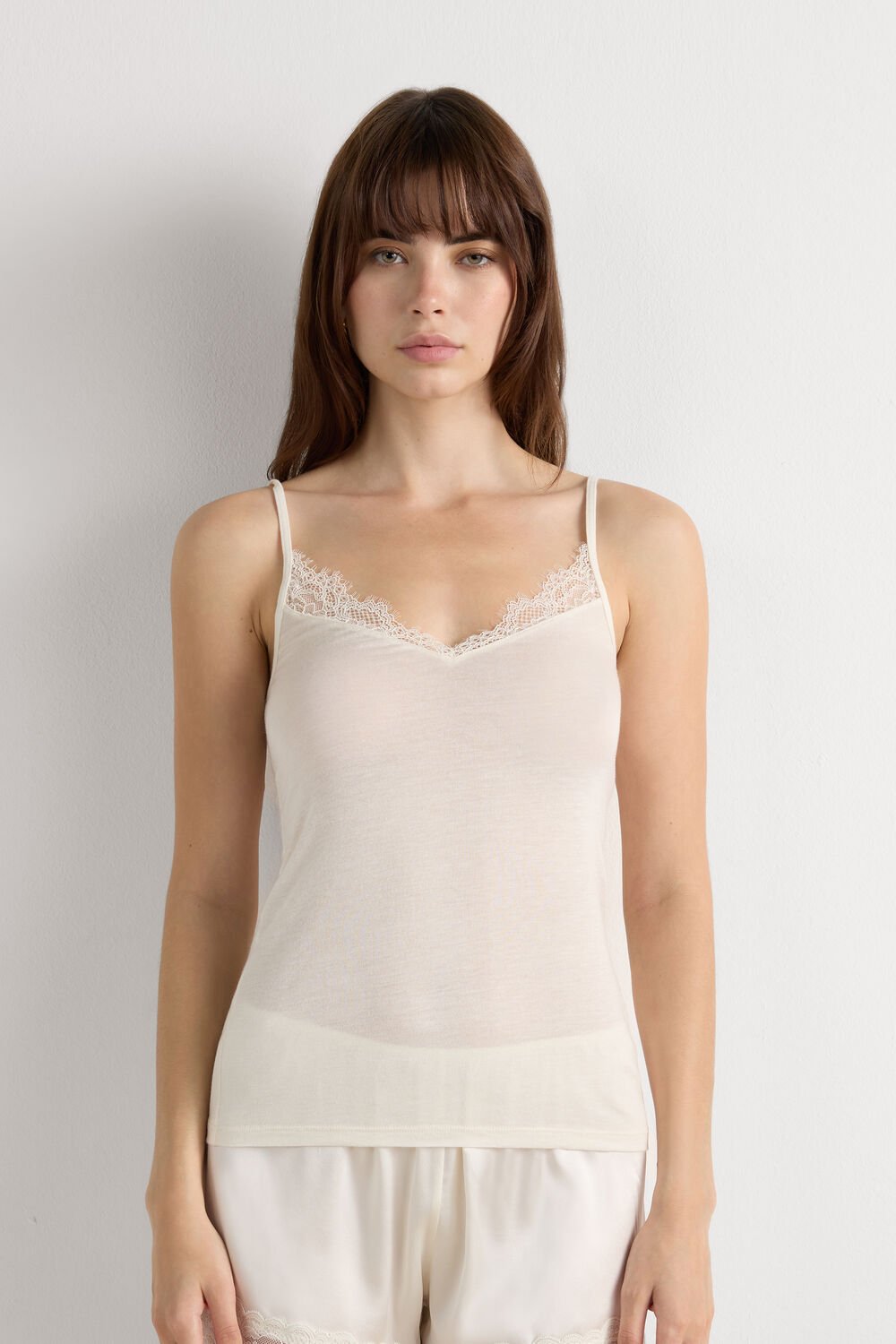 Blusa ultraleve em modal e cashmere com detalhes em renda.