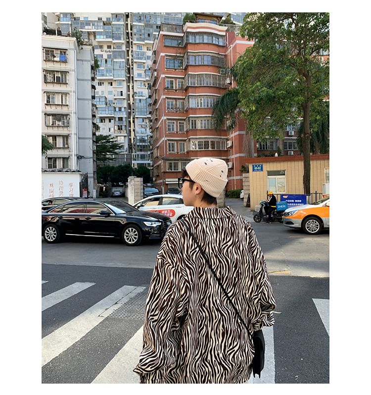 Femilina - Oversized shirt met lange mouwen, reverskraag en zebraprint