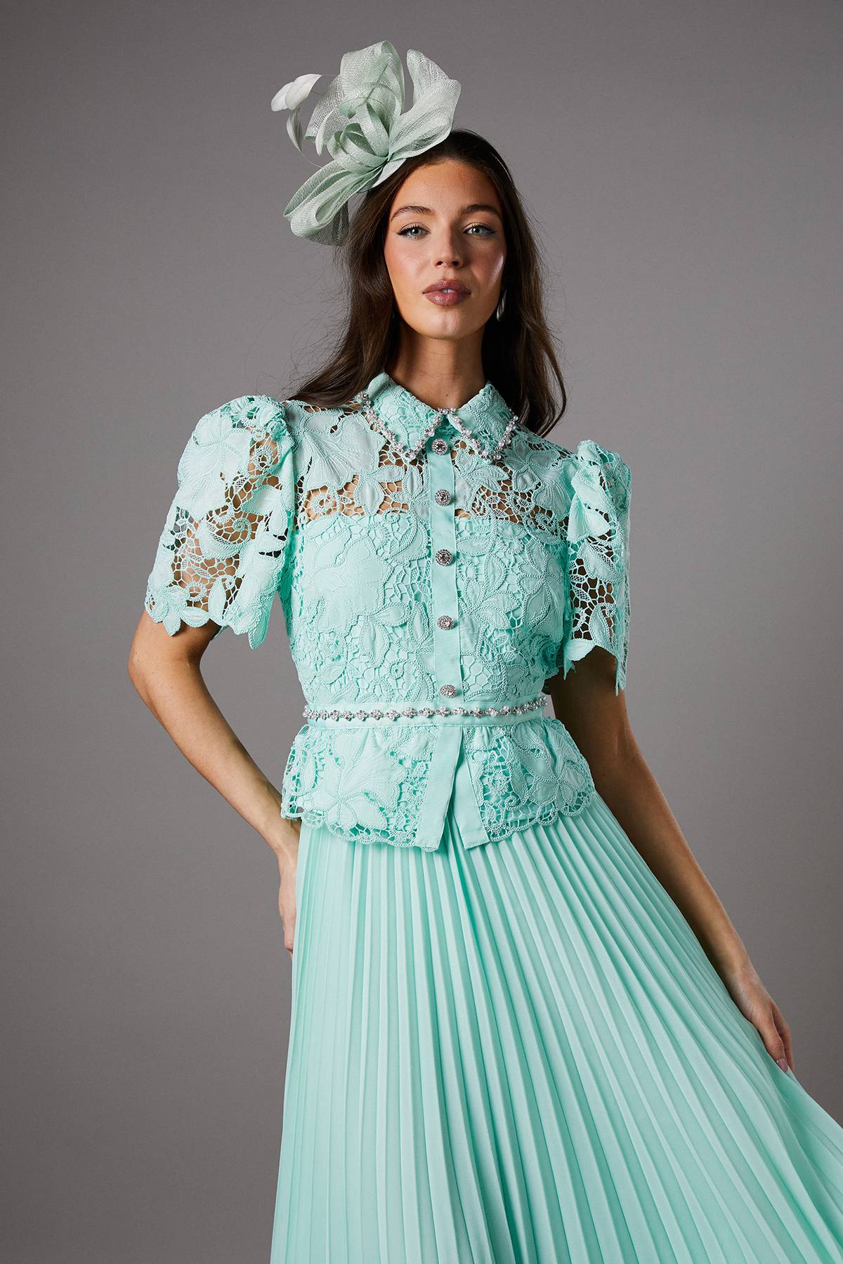 Coast Robe à Corsage en Dentelle et Jupe Plissée avec Boutons Bijoux