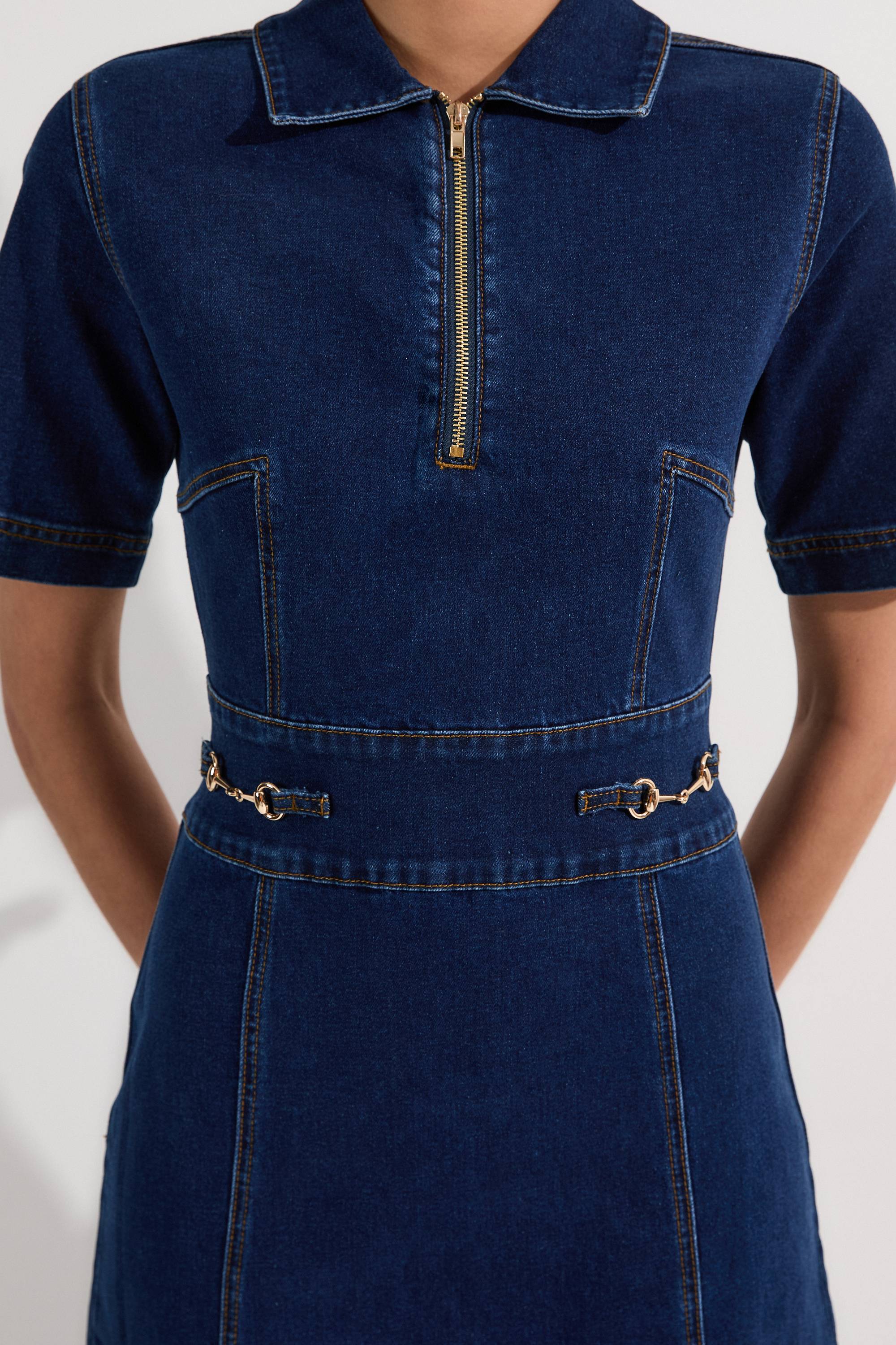KarenMillen Robe midi en denim stretch avec garniture Snaffle et col