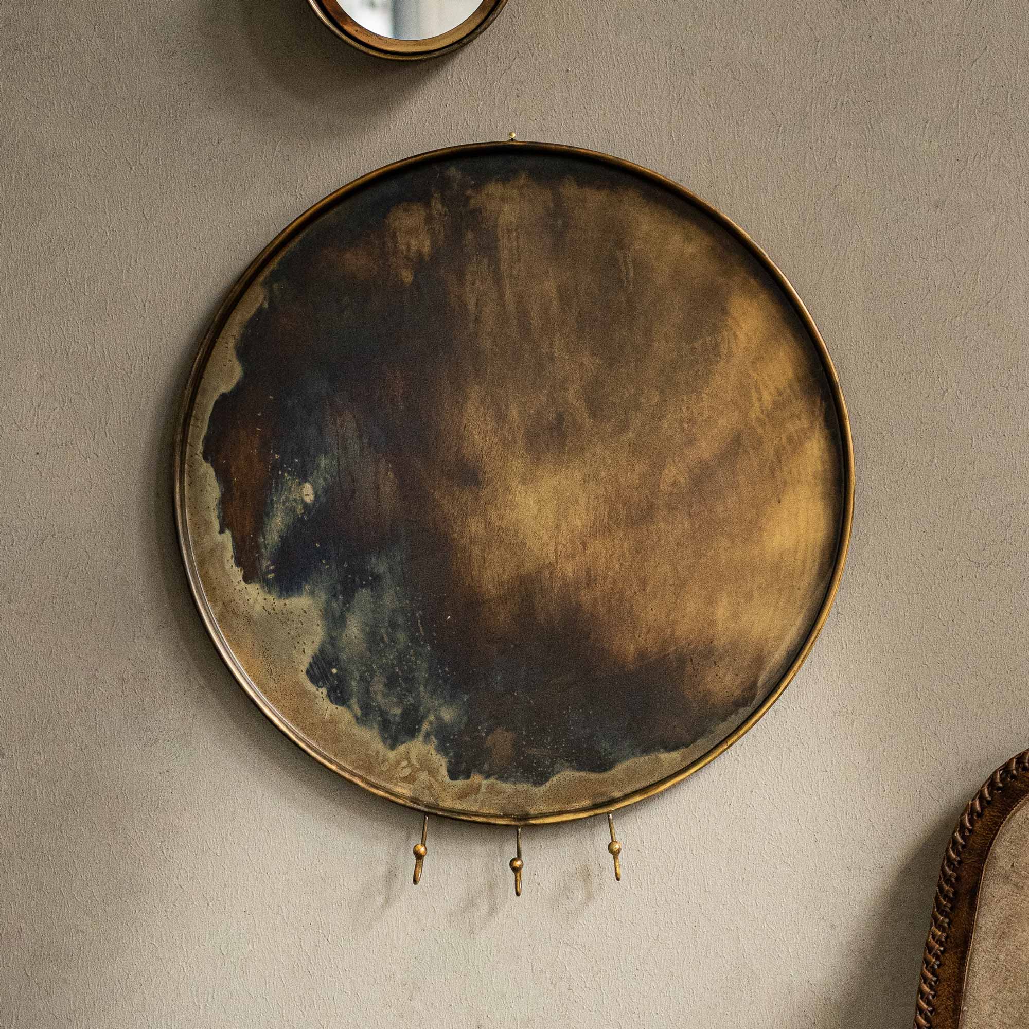 Wandhaken-Teller 'Kotui' mit 3 Haken, antik gold, Ø 60 cm, H 65 cm, L 10 cm von fischer's lagerhaus