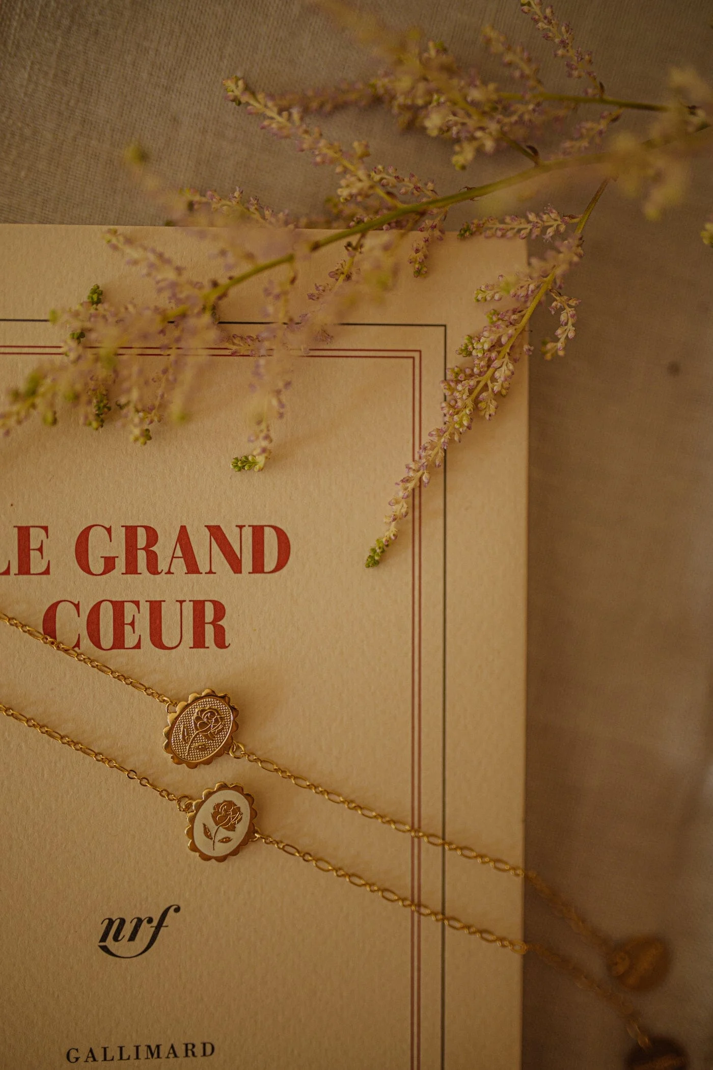 THÉMIS - Bracelet fleur émaillé doré à l'or fin | Doré
