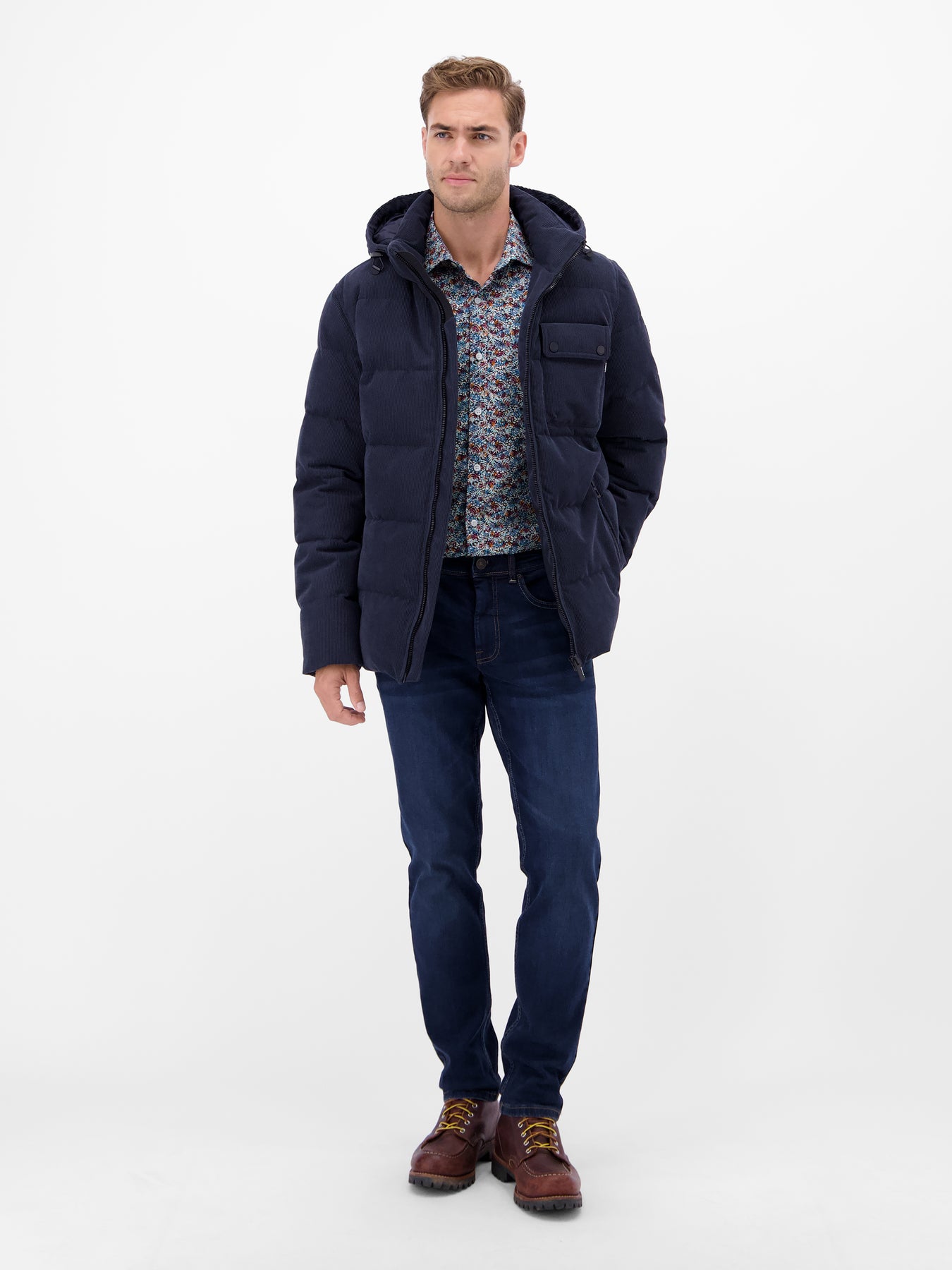 Poplin-Herrenhemd, modisch gestyled