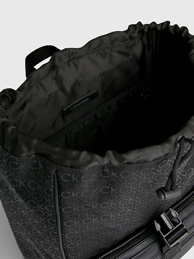 Mochila com aba em jacquard e logotipo.