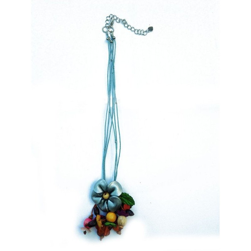 collier avec fleurs en cuir argenté et perles en bois