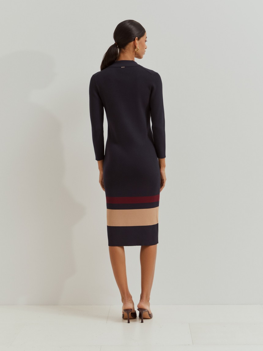Vestido de malha comprido com decote em V