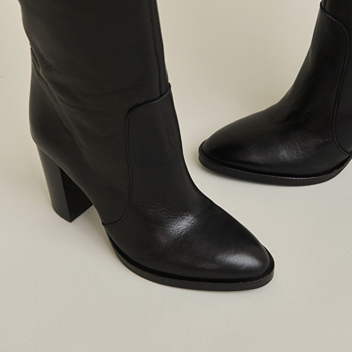 Bottes hautes à bouts pointus  en cuir noir