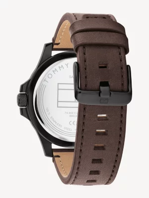 Relógio com mostrador preto e pulseira de couro marrom