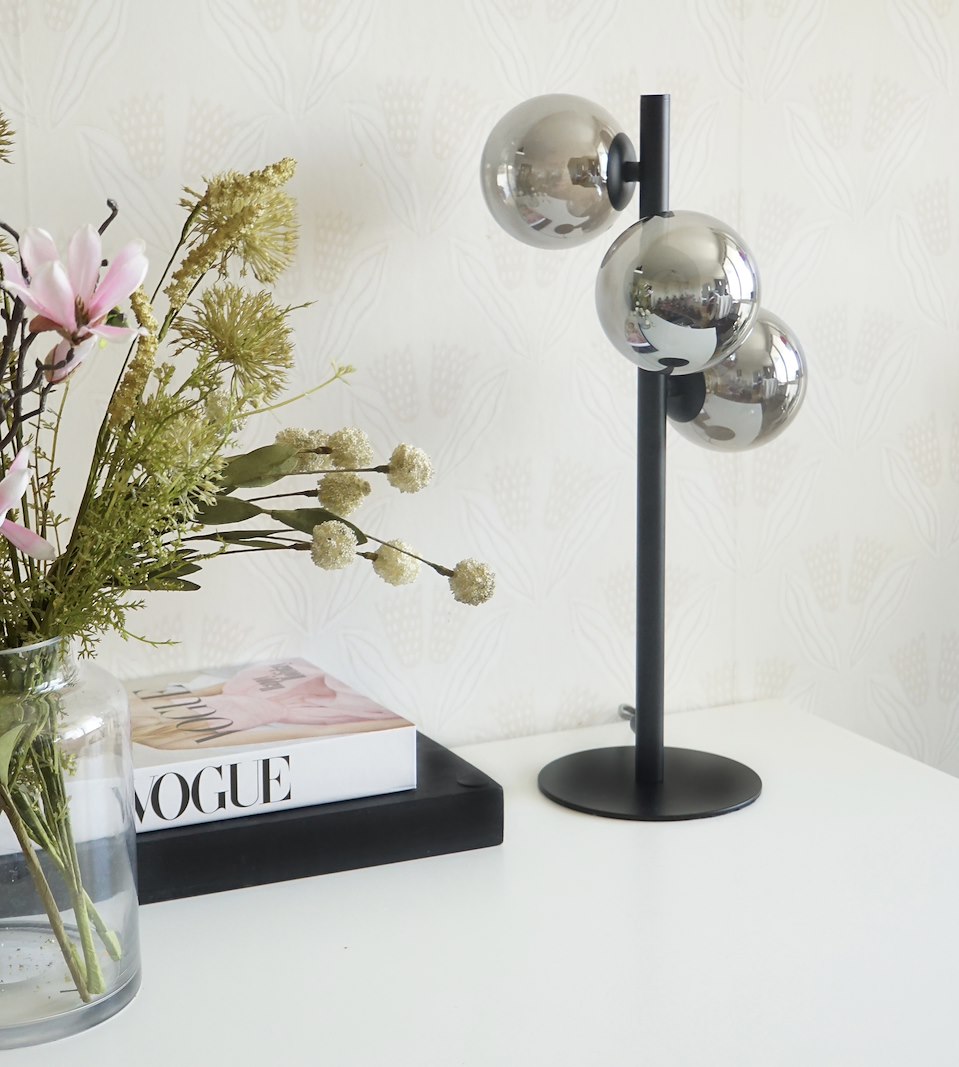 Molekyl bordlampe Sort metall med sotet glass.