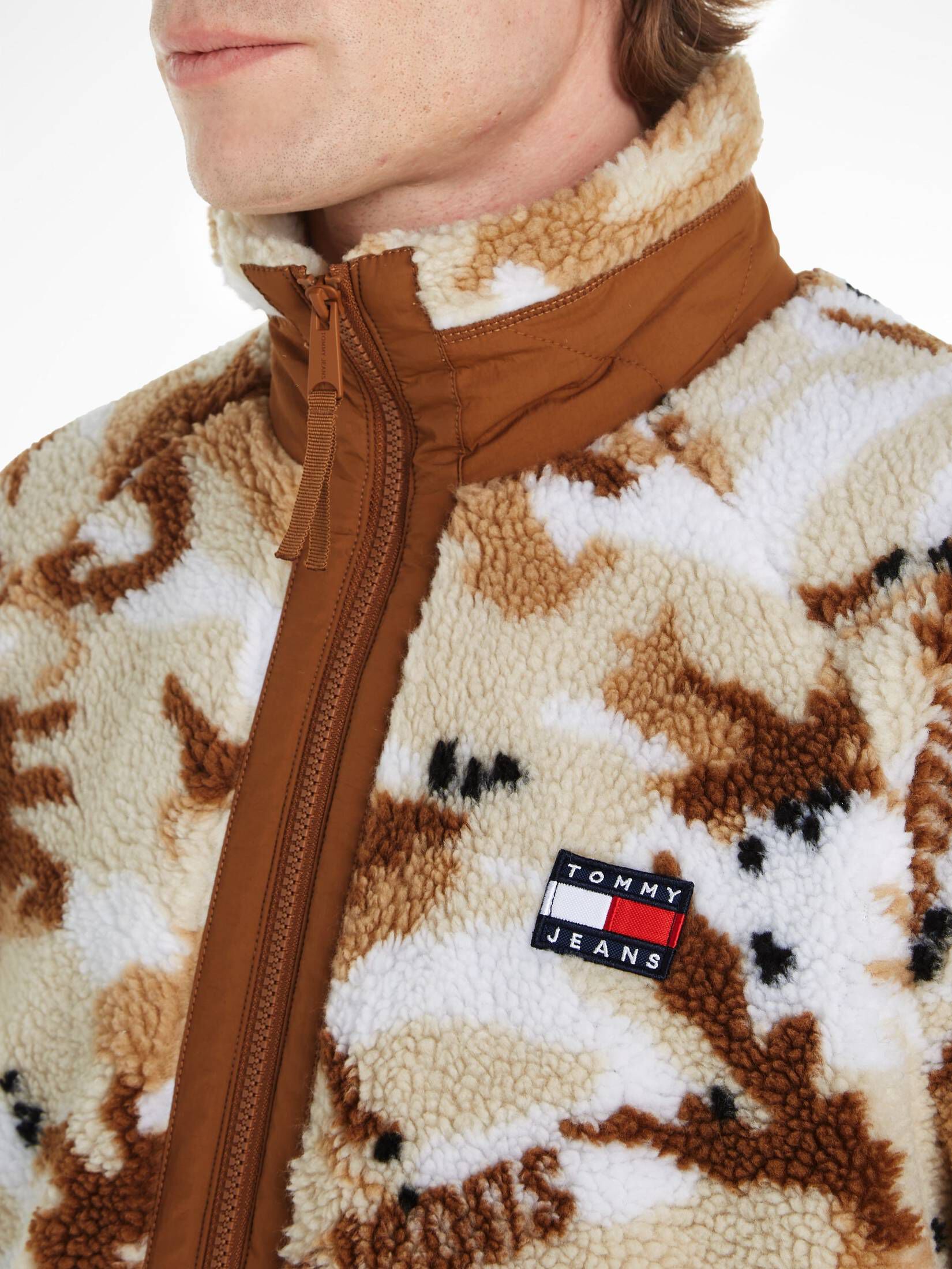 Tommy Jeans| Herren Jacke SHERPA mit Camouflage-Logo Print Relaxed Fit