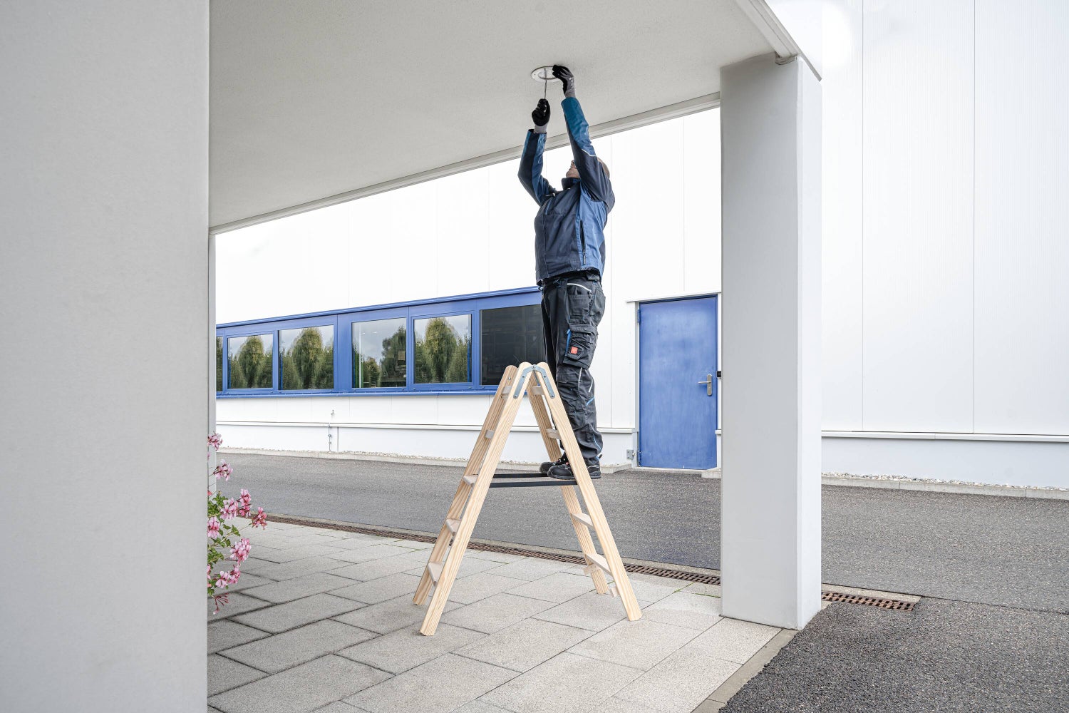 PROREGAL Houten trapladder, dubbelzijdig toegankelijk, 2 x 8 treden