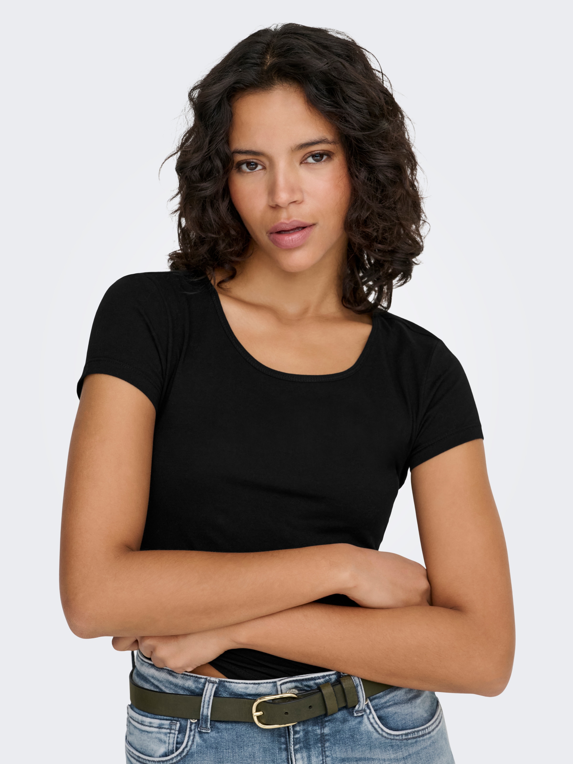 ONLY Rundhalsshirt »ONLLIVE – Rundhalsshirt mit figurbetonter Silhouette«, sehr figurbetont, modisch, Baumwollmischung, Jersey, tiefer Rundhals