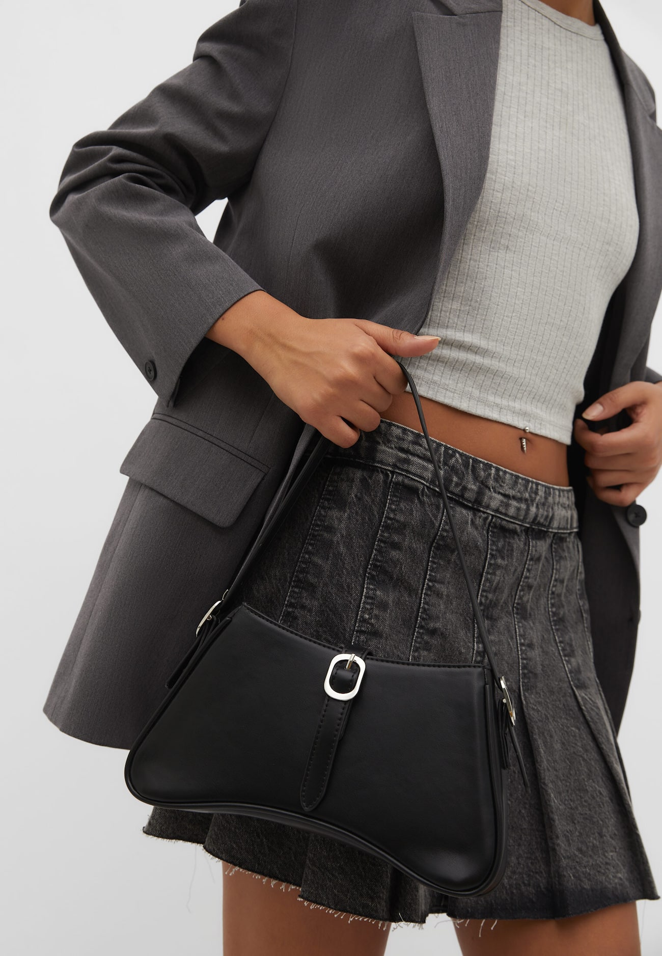 Bolsa de ombro com acabamento desgastado e fivela.