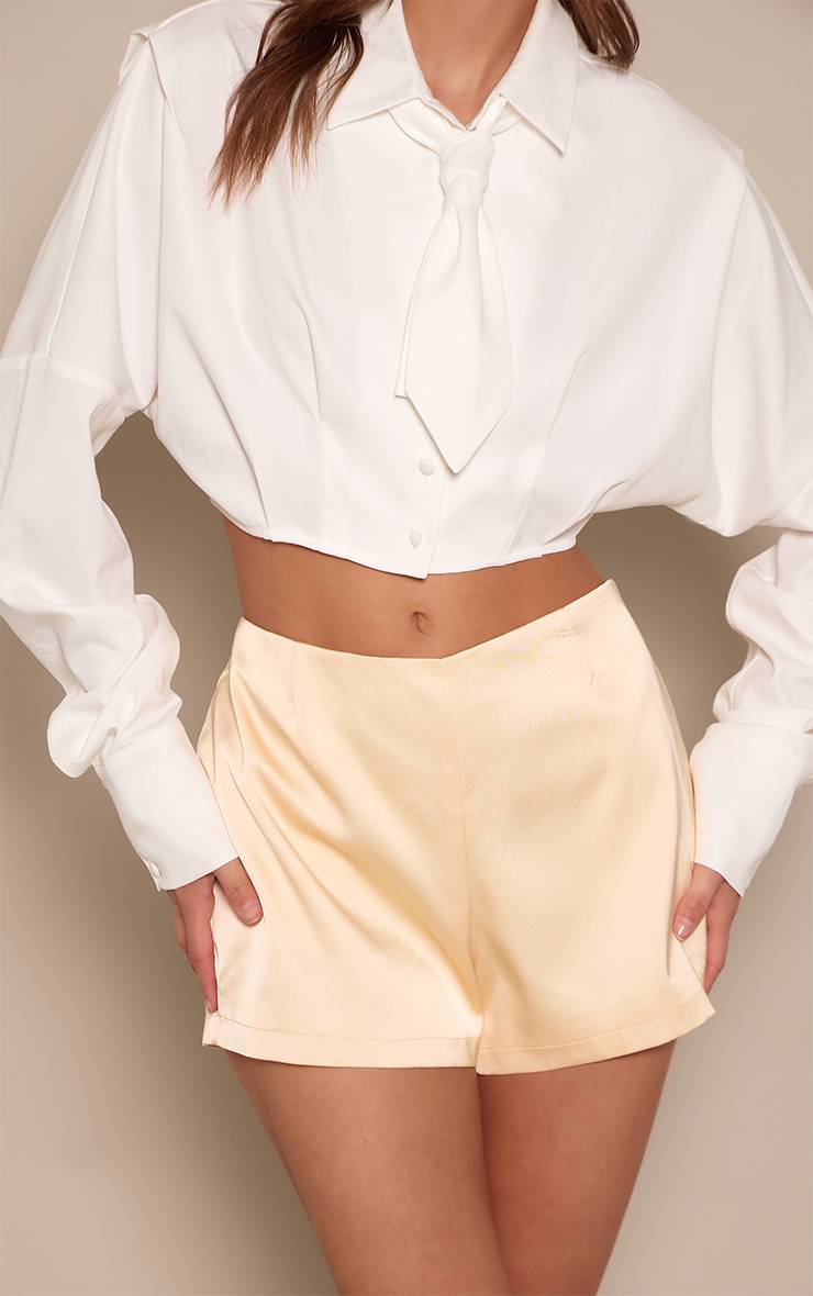 Butter Cream Short Taille Haute En Satin Contrecollé