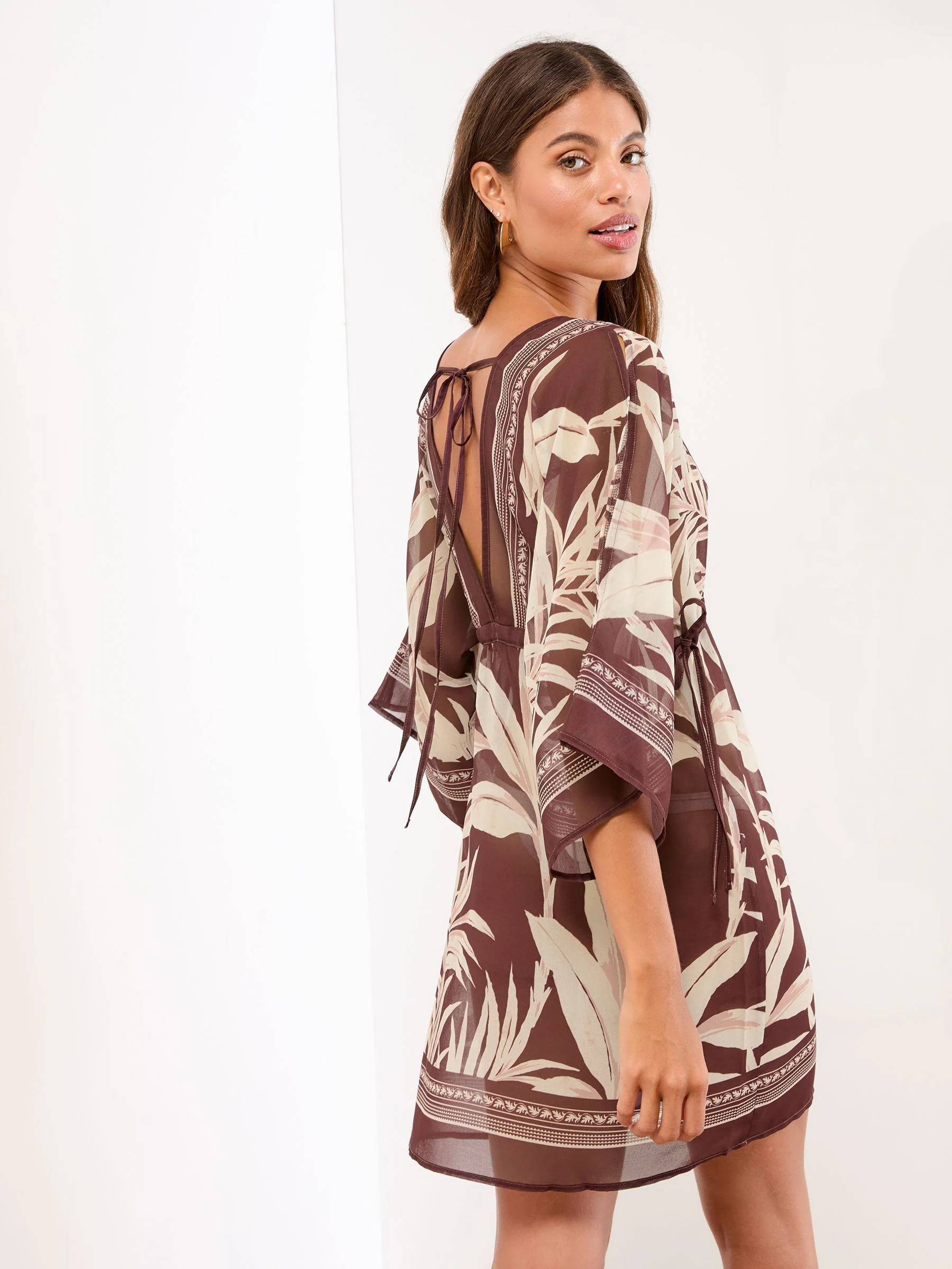 Bruin met palmbladprint - Lipsy Printed Mini Kaftan