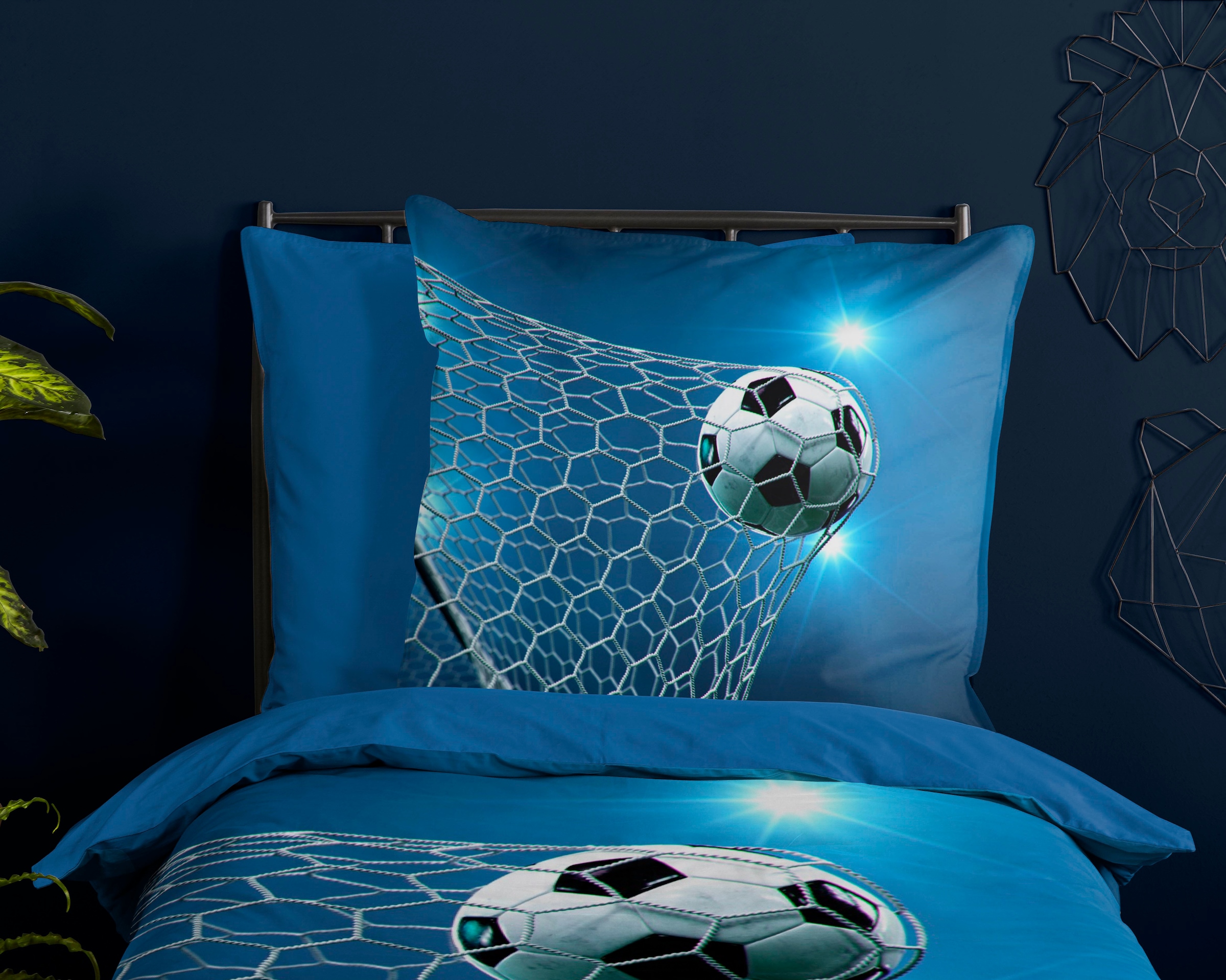 PURE luxury collection Kinderbettwäsche »Fans« 2 Stk. tlg. 135x200, Pflegeleicht, Reissverschluss, Wende, Kind Junge, Fussball Blau