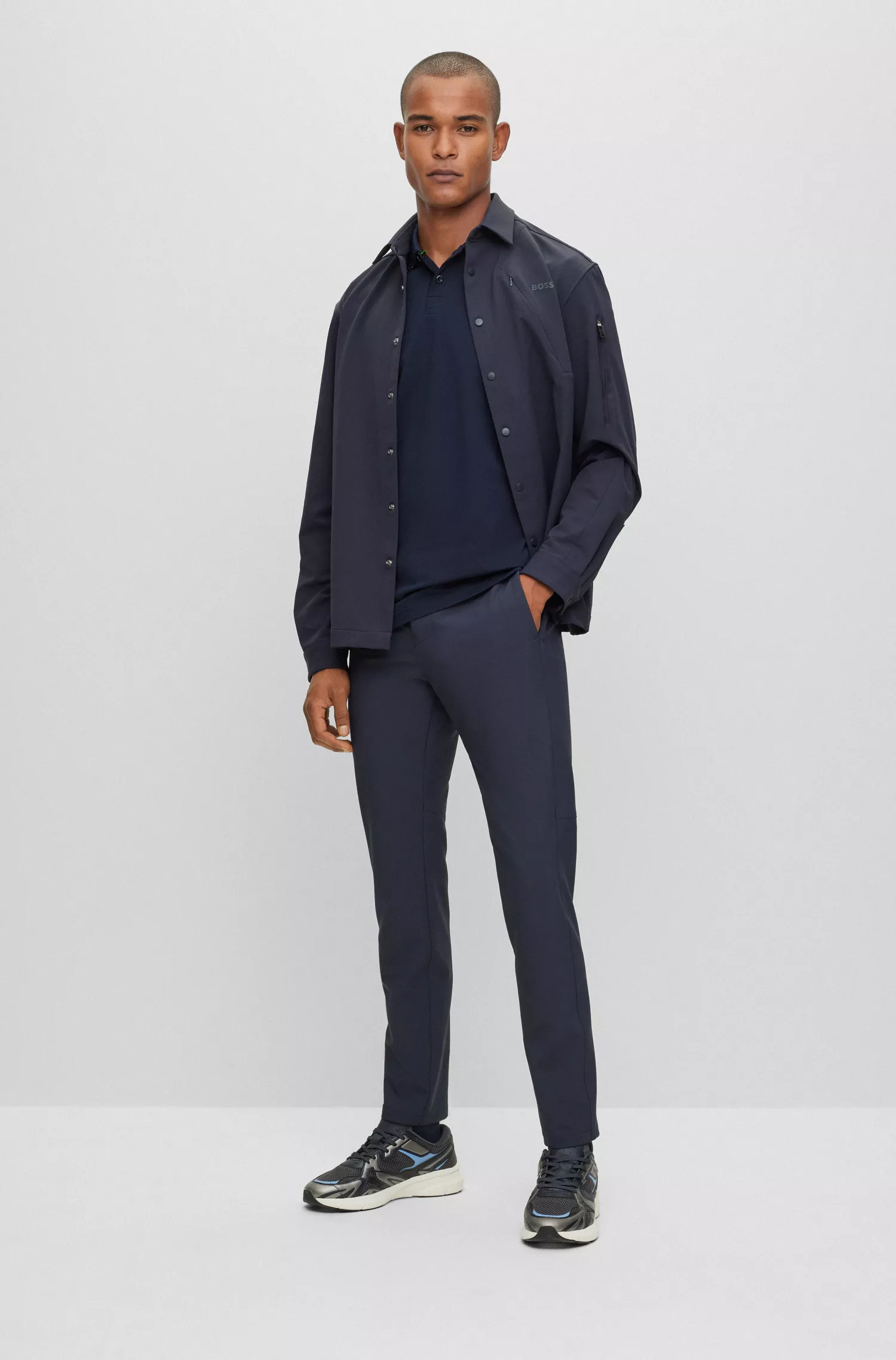 Camisa polo BOSS verde, de algodão stretch, corte slim, com logotipo curvo.
