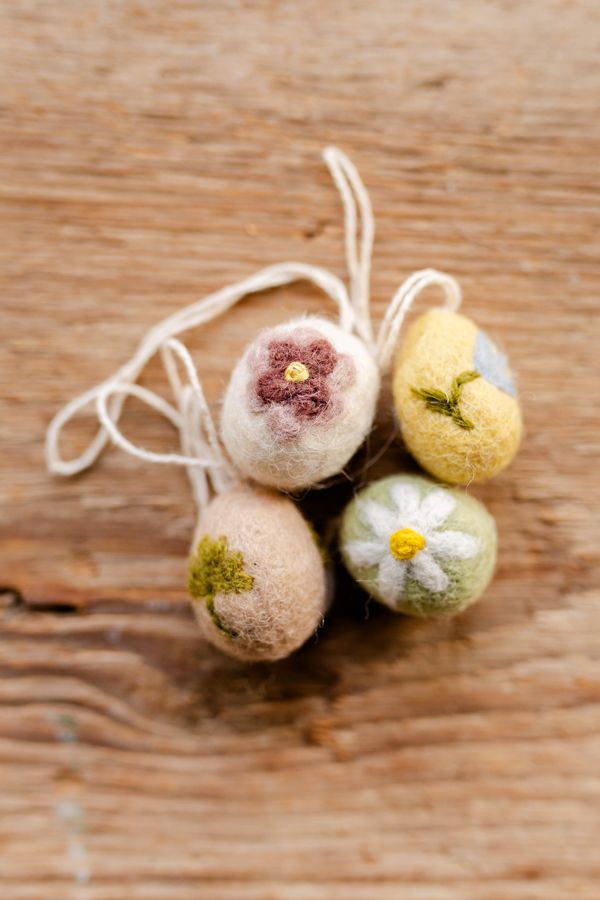 Paashanger, vilt, eitjes met geborduurde bloem, set van 4