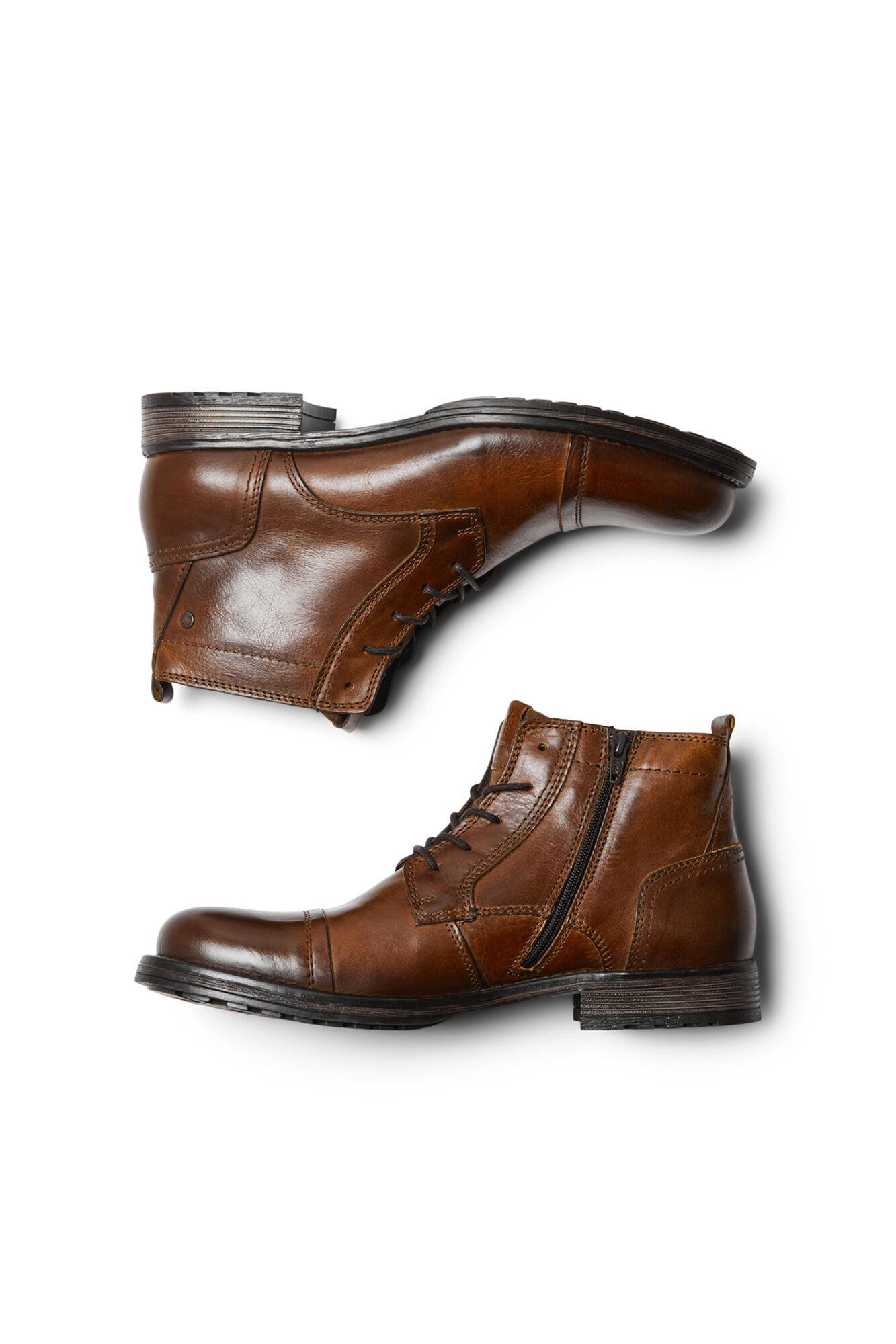 Bota de couro com sola tratorada